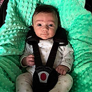 Noé a rejoint le concours — aidez-le/la à gagner de superbes lots ! baby, blanket, car_seat, child, clothing, comfort, eyes, face, footwear, hands, indoor, infant, legs, onesie, plush, portrait, safety, seatbelt, soft_texture, straps