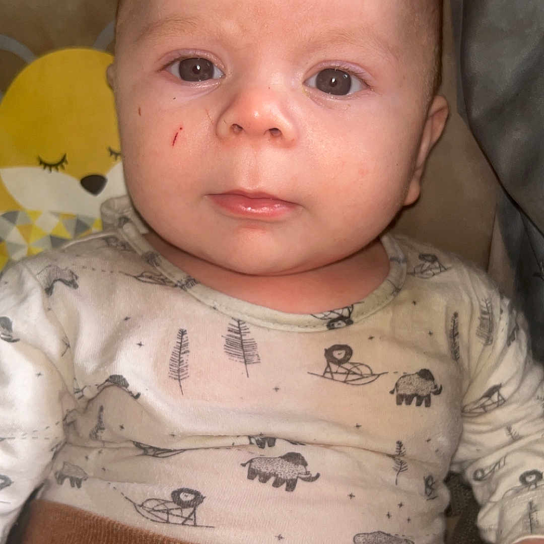 Raphaël participe au concours pour gagner de l'argent avec cette photo : accessories, baby, bodypart, clothing, cushion, face, finger, hand, head, homedecor, jewelry, necklace, newborn, pants, person, photography, portrait, skin, t_shirt, tattoo