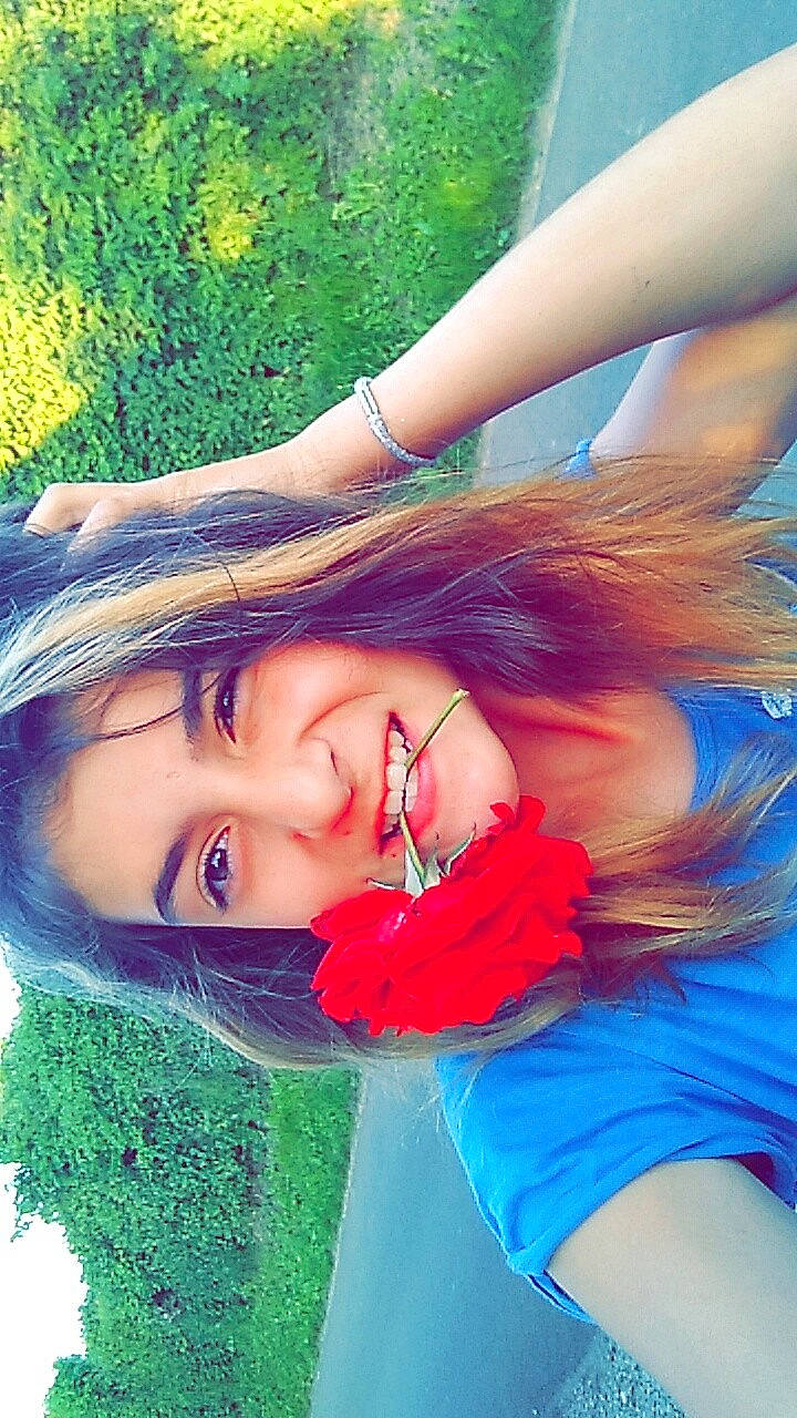 Laurine a rejoint le concours — aidez-le/la à gagner de superbes lots ! beauty, black_hair, blond, cheek, eye, fun, girl, grass, green, happiness, human_hair_color, iris, lip, long_hair, mouth, pink, skin, smile, summer