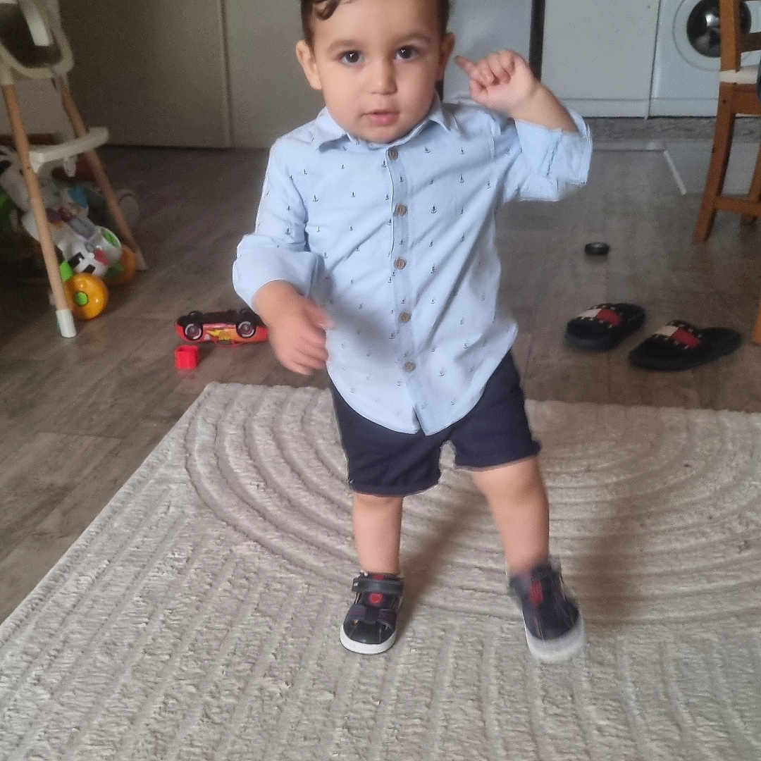 Jad participe au concours pour gagner de l'argent avec cette photo : appliance, boy, chair, child, clothing, device, electricaldevice, face, footwear, furniture, head, homedecor, male, pants, person, photography, portrait, shoe, shorts, wood