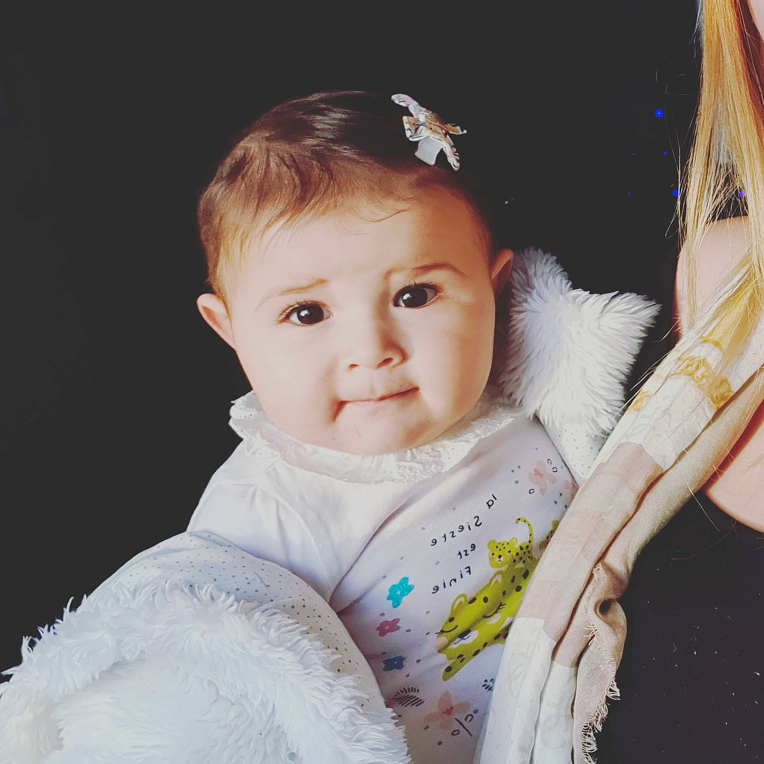 Nadine a rejoint le concours — aidez-le/la à gagner de superbes lots ! arm, baby, baby_products, baby_toddler_clothing, cheek, child, chin, eyebrow, eyelash, facial_expression, flash_photography, gesture, happy, headpiece, iris, lip, person, skin, sleeve, smile