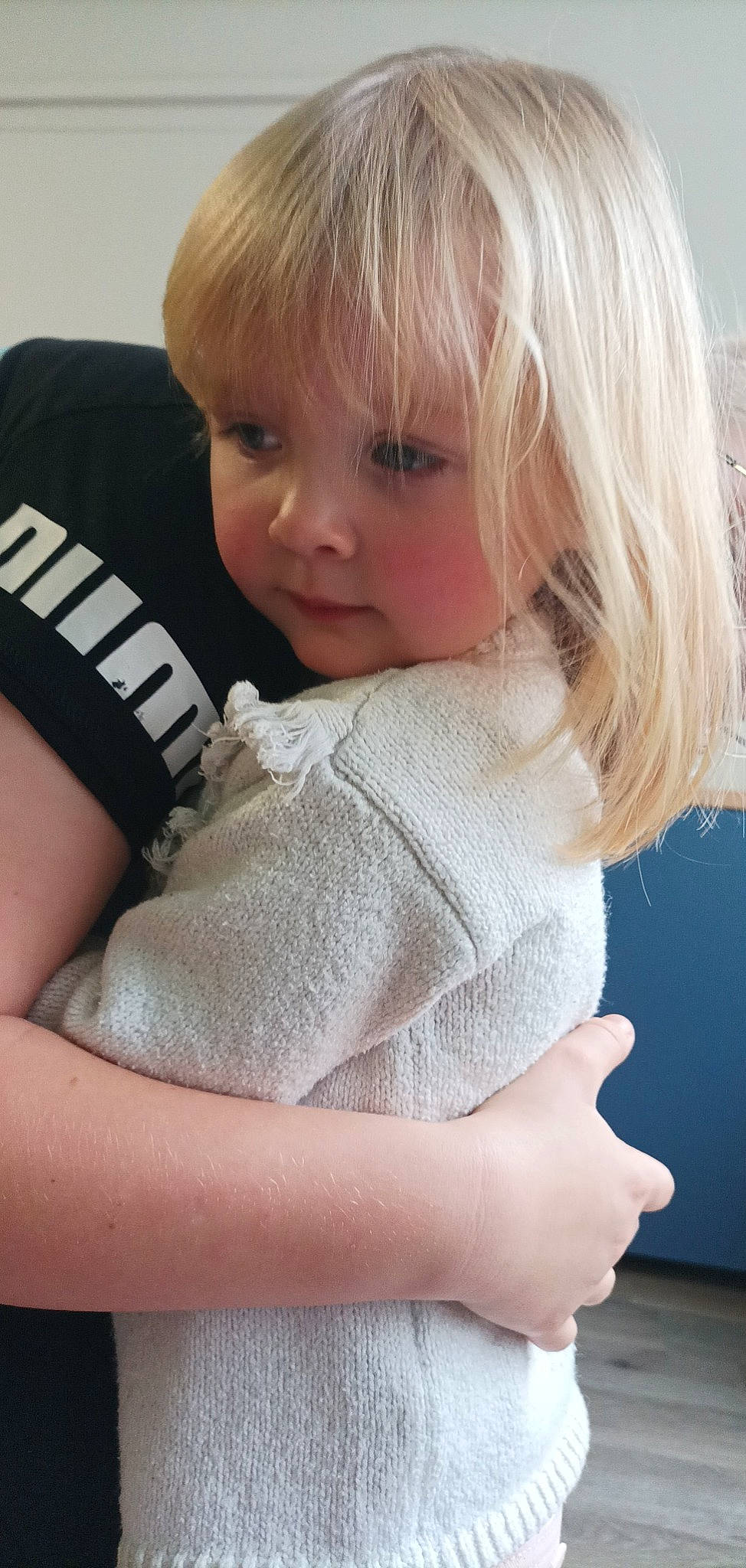 Ivana participe au concours pour gagner de l'argent avec cette photo : arm, baby_toddler_clothing, cheek, chest, comfort, elbow, eyelash, finger, gesture, hand, human_body, joint, lip, neck, outerwear, person, shoulder, skin, sleeve, toddler