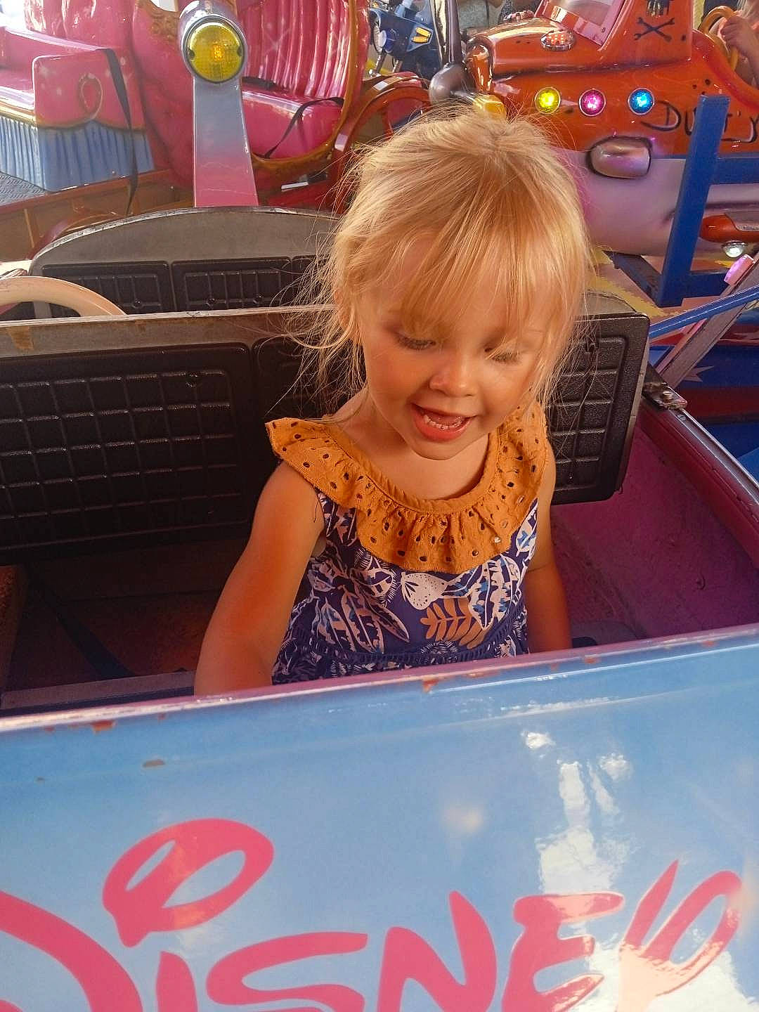 Ivana participe au concours pour gagner de l'argent avec cette photo : auto_part, automotive_design, automotive_exterior, automotive_lighting, bumper, child, electric_blue, fun, happy, hood, leisure, motor_vehicle, people, person, recreation, smile, snapshot, summer, toddler, vehicle