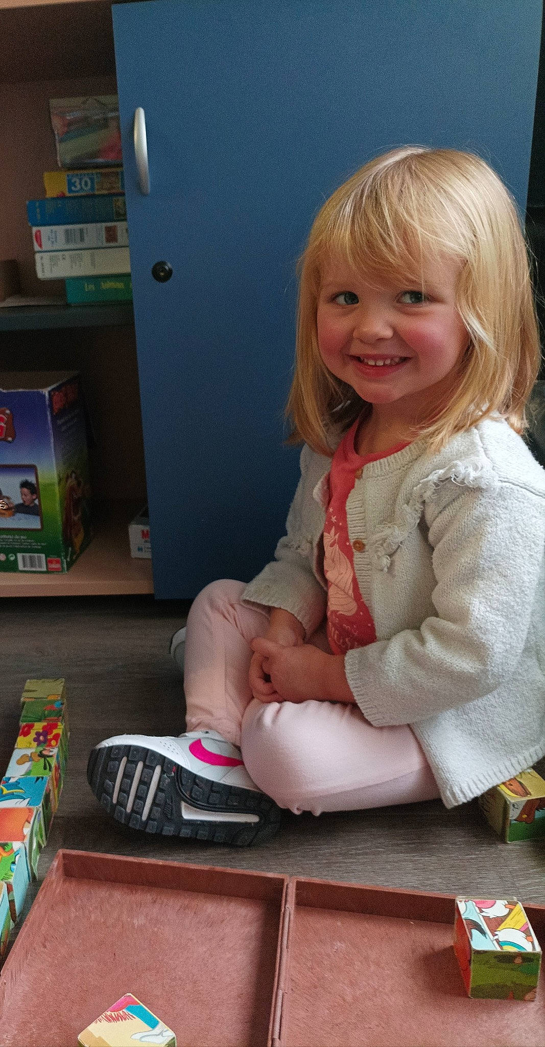 Ivana participe au concours pour gagner de l'argent avec cette photo : baby_toddler_clothing, bangs, blond, brown_hair, cheek, child, flooring, fun, happy, human_leg, joy, knee, lap, person, sitting, skin, smile, sock, standing, summer