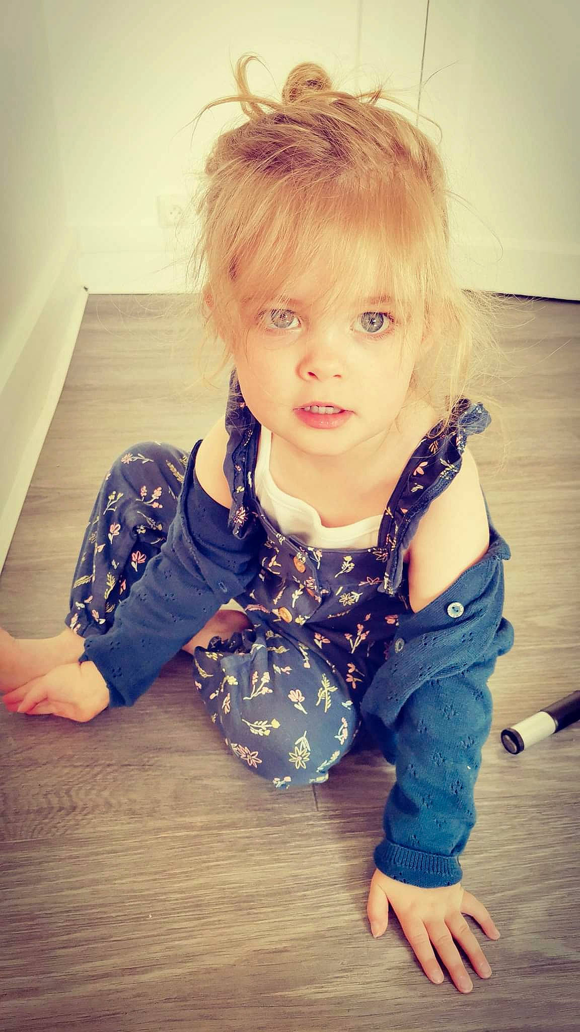 Sasha a rejoint le concours — aidez-le/la à gagner de superbes lots ! baby_toddler_clothing, cheek, cool, electric_blue, facial_expression, floor, flooring, fun, hair, hairstyle, happy, head, human_body, iris, nose, person, skin, sleeve, smile, toddler