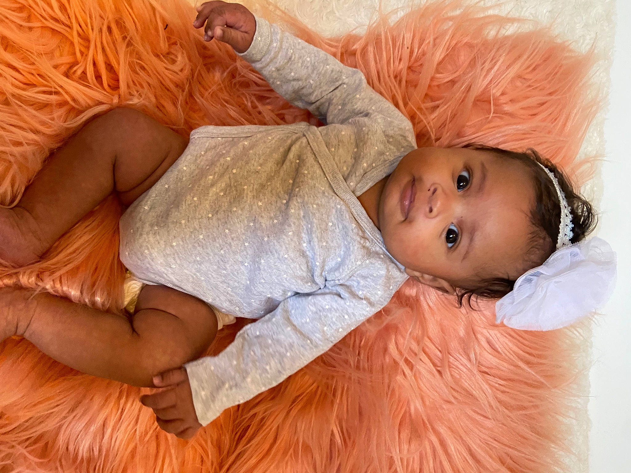 Ninon a rejoint le concours — aidez-le/la à gagner de superbes lots ! baby, baby_toddler_clothing, beauty, blond, cheek, child, comfort, couch, facial_expression, flooring, fur, hairstyle, happy, iris, mammal, nose, orange, person, skin, textile