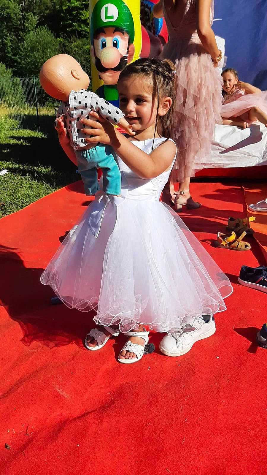 Selena participe au concours pour gagner de l'argent avec cette photo : balloon, child, costume, event, facial_expression, flooring, footwear, formal_wear, fun, gesture, happy, leisure, mammal, party, party_supply, person, pink, recreation, sandal, toddler