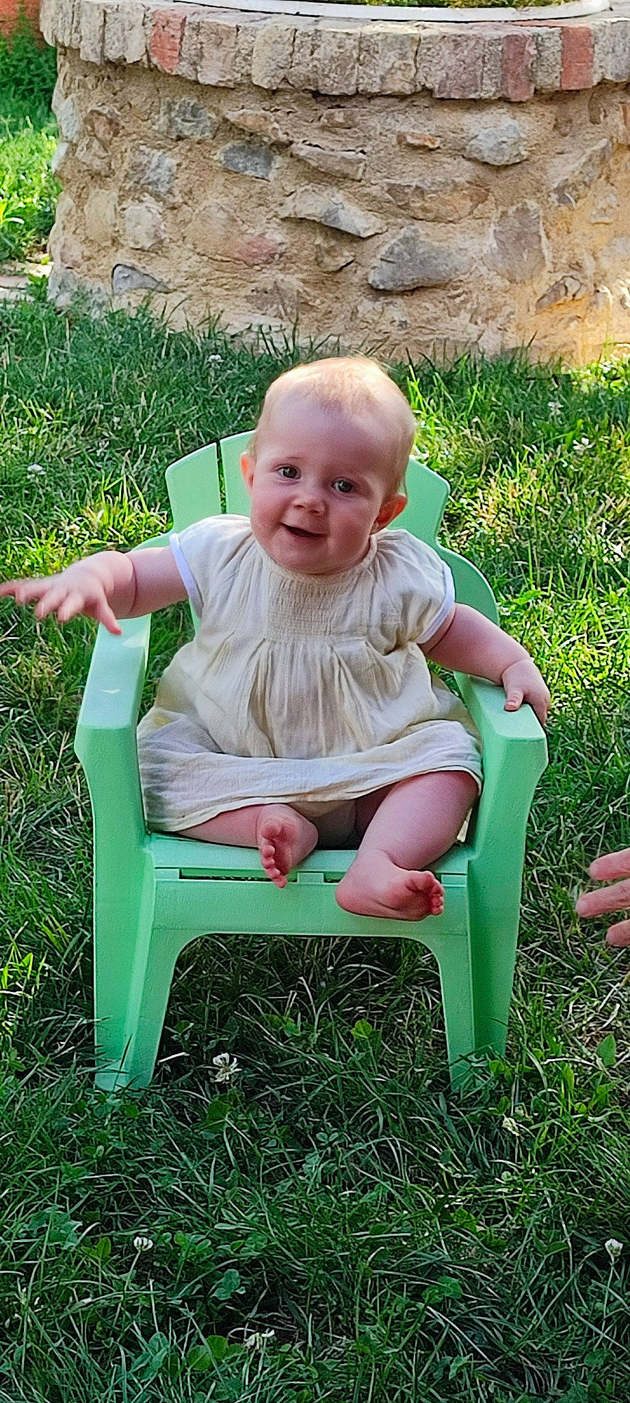 Océane participe au concours pour gagner de l'argent avec cette photo : baby, baby_toddler_clothing, chair, child, comfort, dress, facial_expression, fun, garden, grass, happy, joy, lawn, leisure, outdoor_furniture, people_in_nature, person, plant, sitting, skin