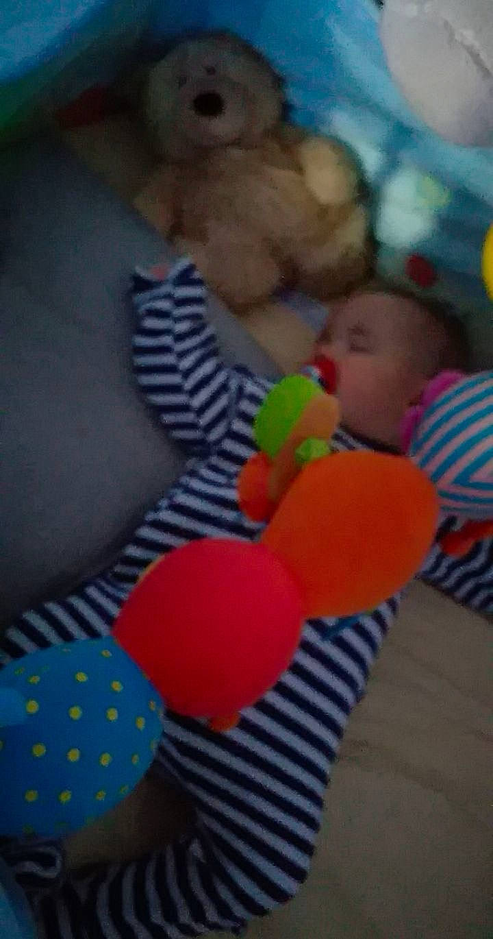 Taïron participe au concours pour gagner de l'argent avec cette photo : baby, baby_products, baby_toys, carmine, child, comfort, flooring, fun, human_leg, leisure, party_supply, pattern, person, plastic, play, plush, room, stuffed_toy, toddler, toy