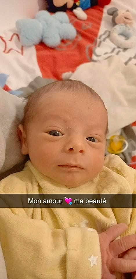 Mayron participe au concours pour gagner de l'argent avec cette photo : baby, cheek, chin, eye, eyebrow, eyelash, facial_expression, gesture, happy, head, human, iris, lip, mammal, mouth, nose, people, person, skin, smile