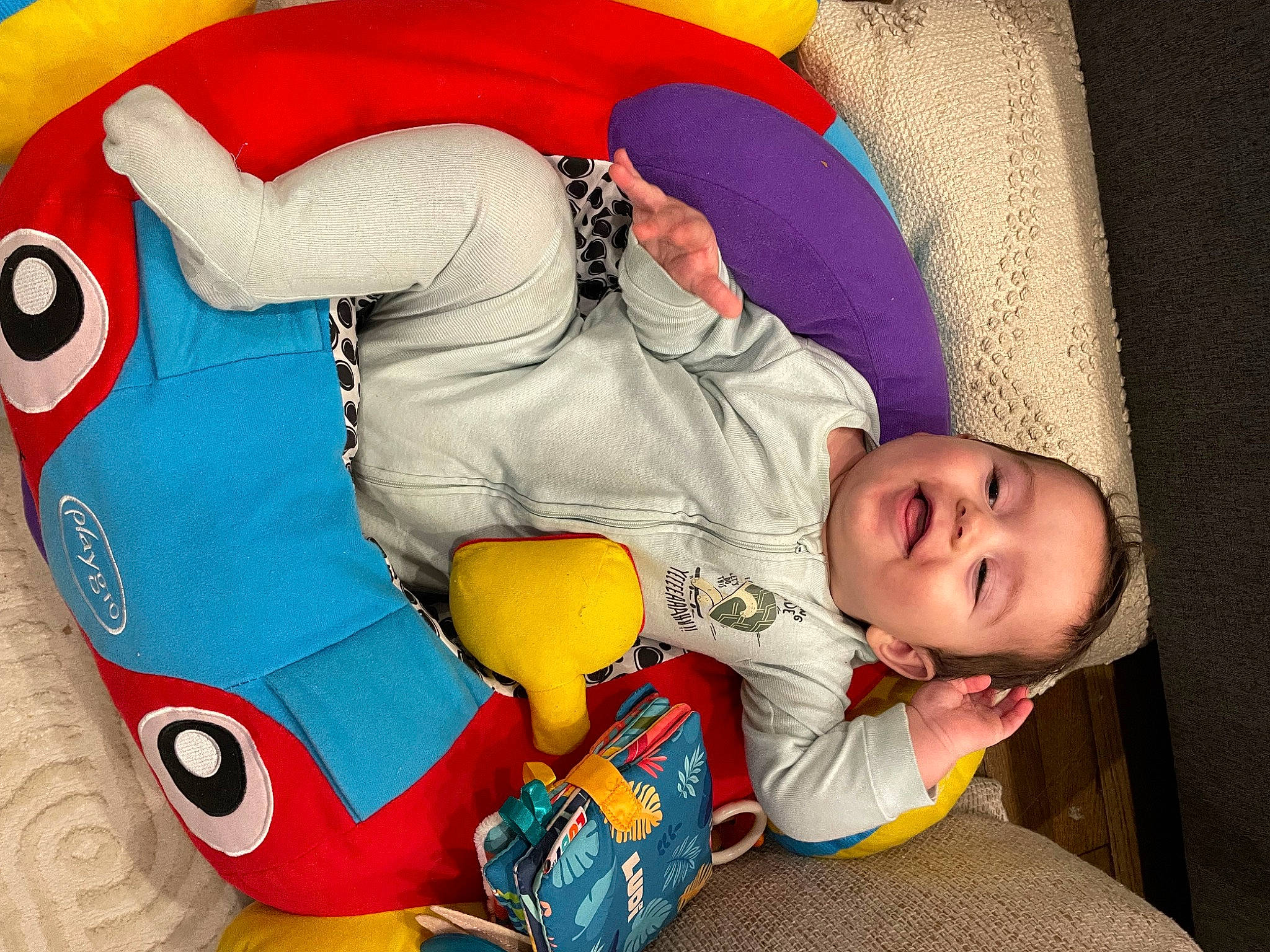 Rodrigo a rejoint le concours — aidez-le/la à gagner de superbes lots ! arm, baby, baby_products, baby_sleeping, baby_toddler_clothing, carmine, child, comfort, fun, happy, lap, linens, person, plush, red, smile, stuffed_toy, textile, toddler, toy