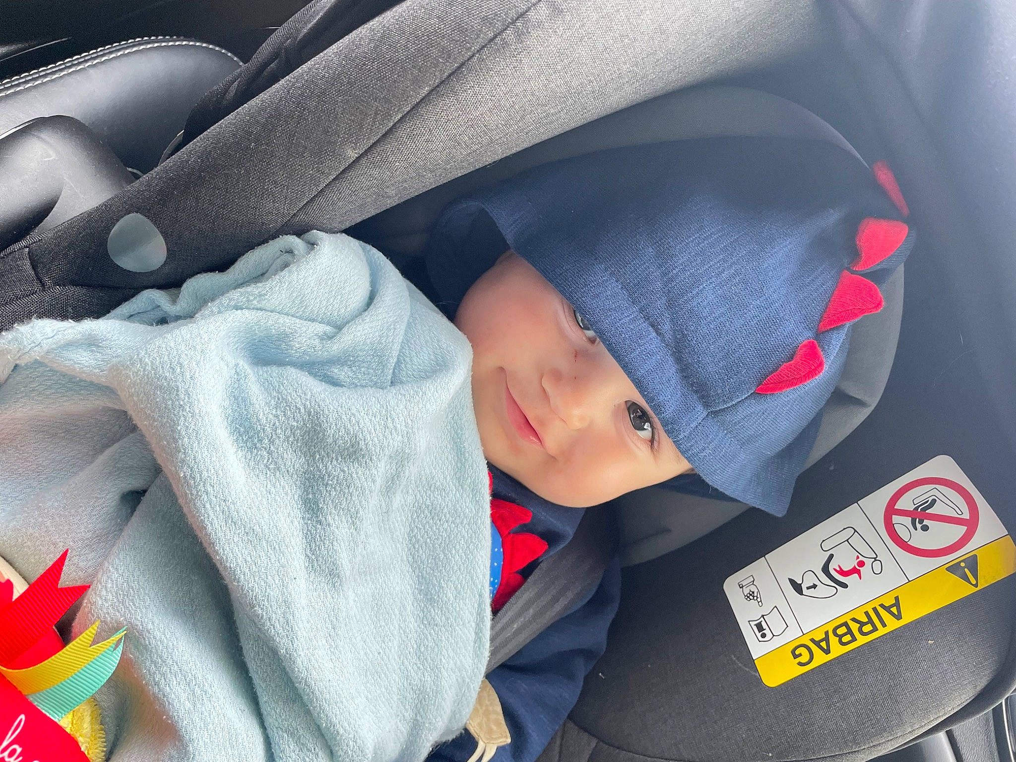 Rodrigo a rejoint le concours — aidez-le/la à gagner de superbes lots ! auto_part, automotive_design, baby, baby_carriage, baby_products, baby_toddler_clothing, car_seat, car_seat_cover, carmine, child, comfort, electric_blue, family_car, headgear, headwear, motor_vehicle, person, petal, product, tints_and_shades