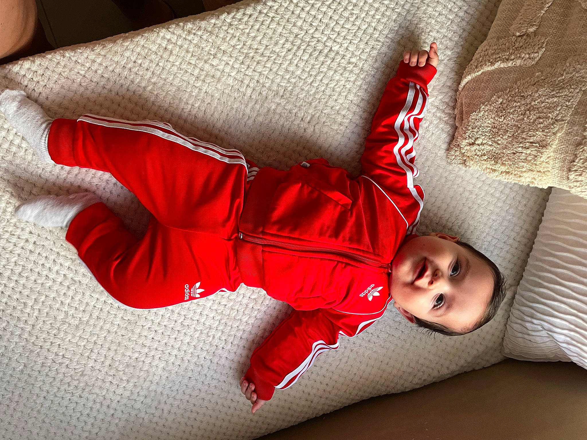 Rodrigo participe au concours pour gagner de l'argent avec cette photo : baby_toddler_clothing, child, comfort, elbow, finger, flash_photography, floor, flooring, hand, human_body, human_leg, joint, joy, knee, leg, person, red, sleeve, sock, textile