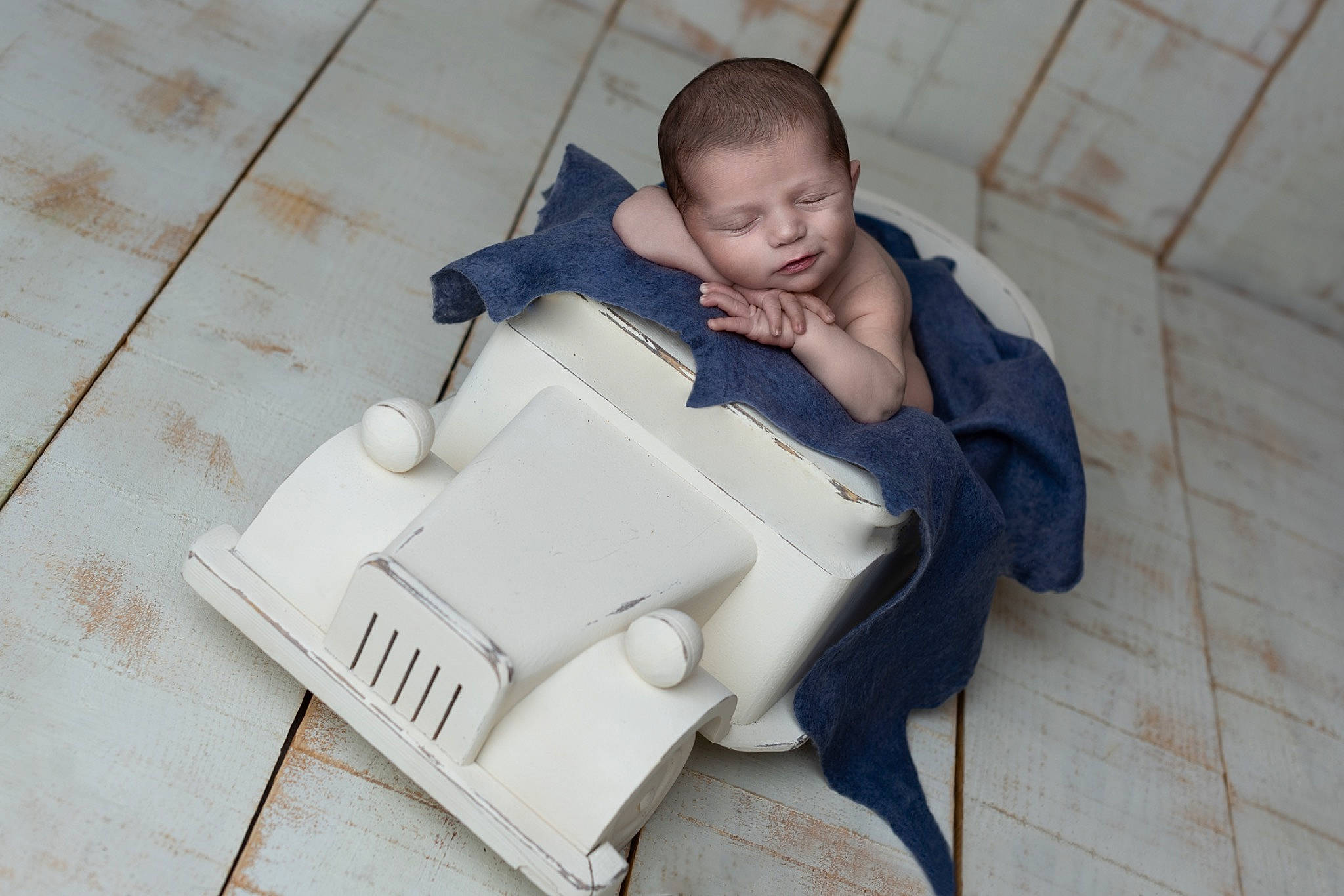 Rodrigo participe au concours pour gagner de l'argent avec cette photo : baby, baby_products, baby_toddler_clothing, chair, child, comfort, floor, flooring, grass, hardwood, mammal, paper_product, person, reading, room, sitting, toddler, wheel, wood