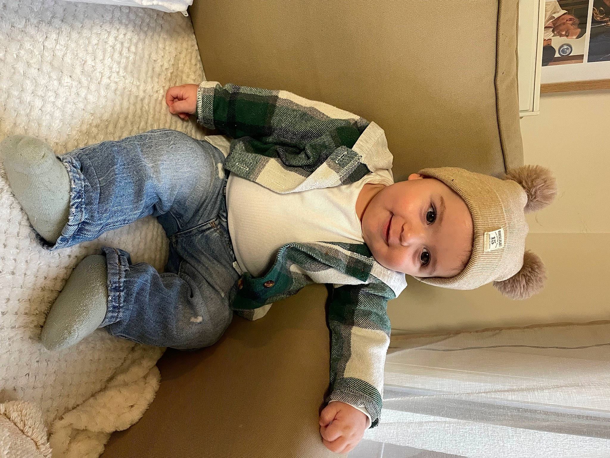 Rodrigo participe au concours pour gagner de l'argent avec cette photo : child, comfort, couch, eye, flooring, foot, headwear, human_body, human_leg, joint, joy, knee, leg, linens, mouth, person, picture_frame, sitting, stuffed_toy, textile