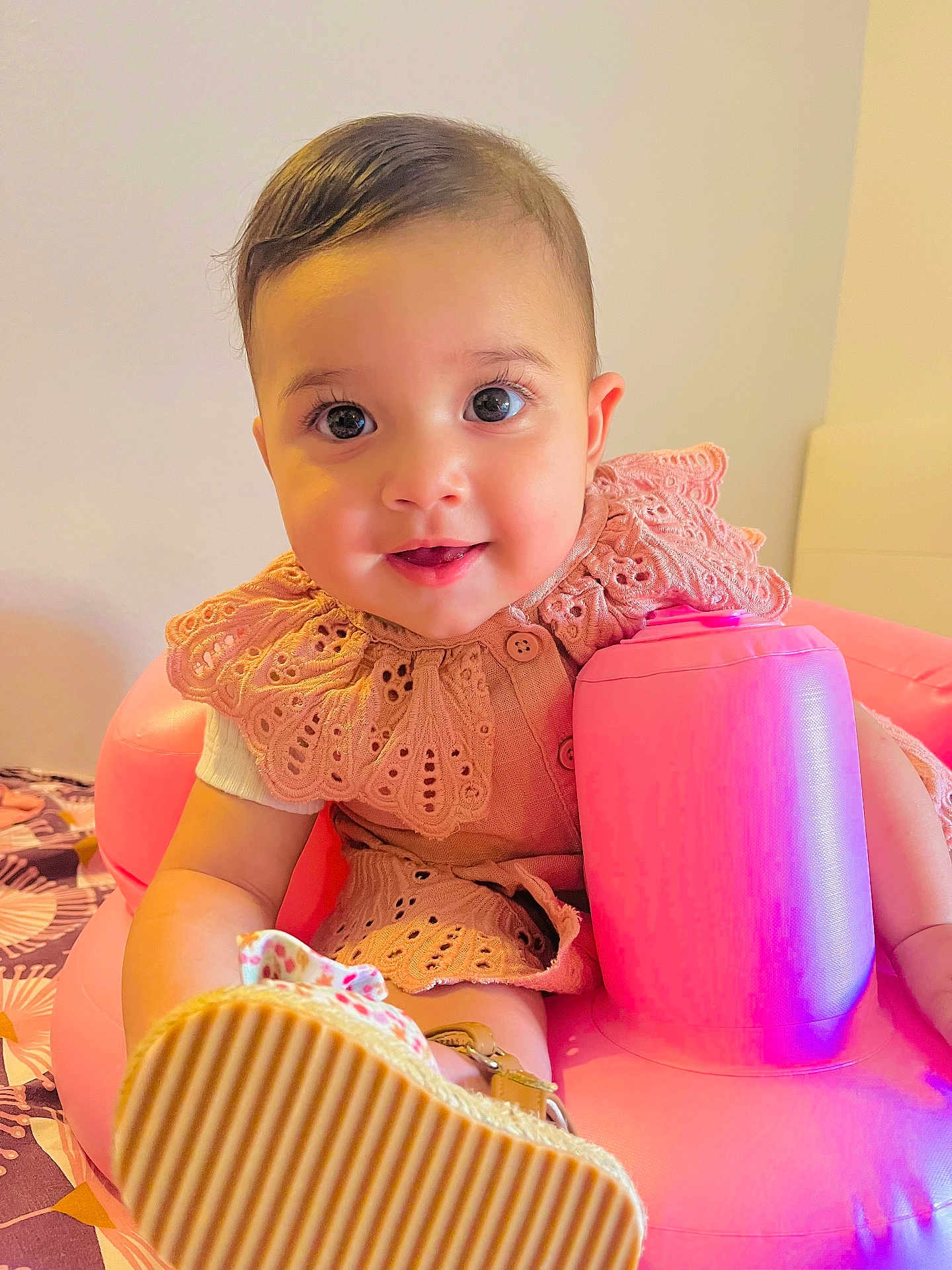 Emma a rejoint le concours — aidez-le/la à gagner de superbes lots ! baby, child, infant, pink, inflatable_seat, shoe, smile, face, cute, clothing, lace, footwear, indoor, portrait, happy, person, young_child, sitting, playful, bright