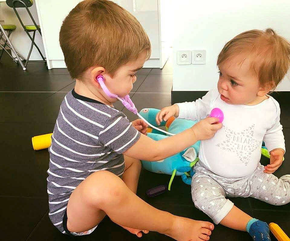 Copain a rejoint le concours — aidez-le/la à gagner de superbes lots ! abdomen, arm, child, ear, finger, girl, hand, infant, joint, leg, neck, person, play, product, shoulder, toddler