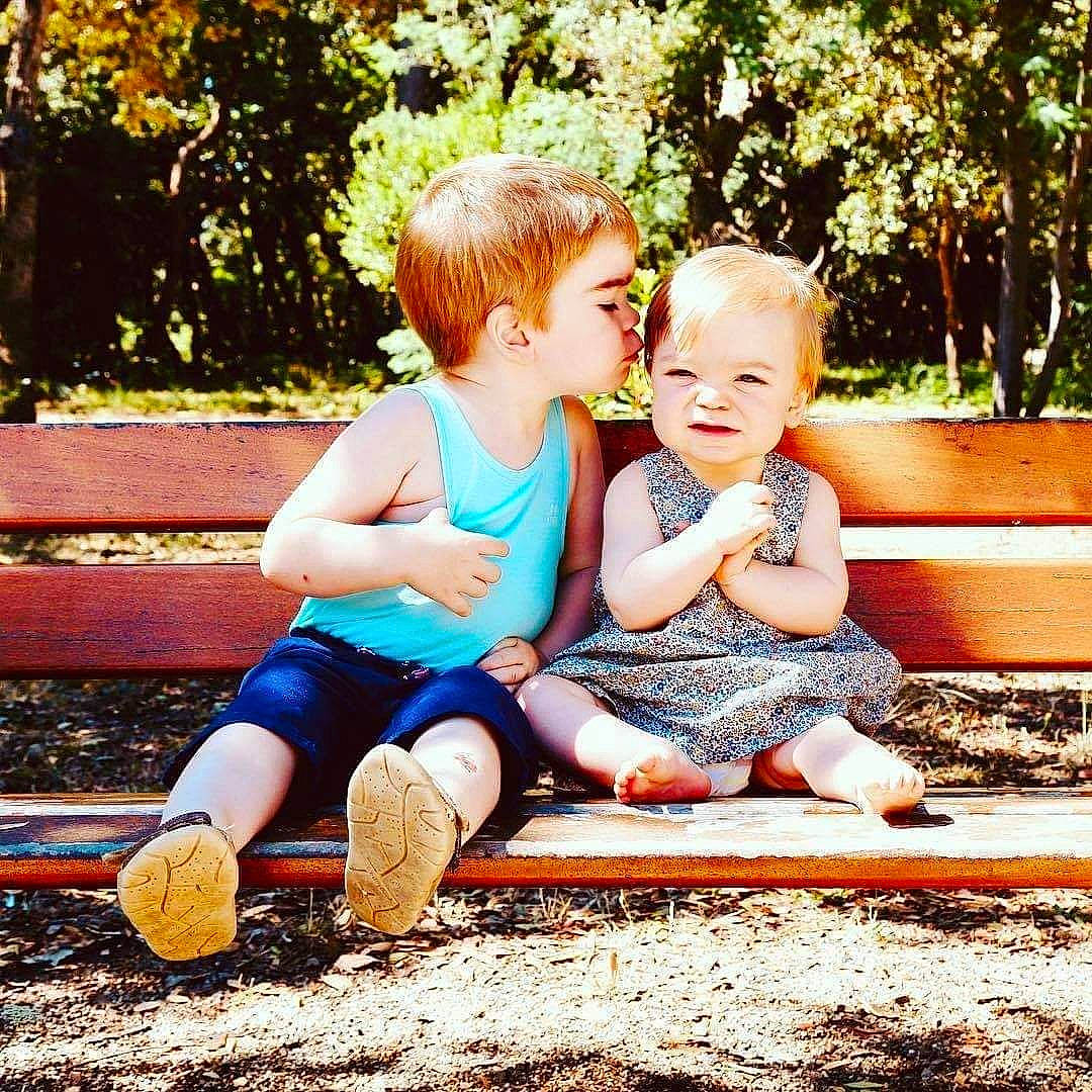 Copain participe au concours pour gagner de l'argent avec cette photo : child, daughter, emotion, family, friendship, fun, girl, happiness, interaction, people, person, photograph, photography, play, portrait_photography, recreation, sibling, sitting, smile, toddler