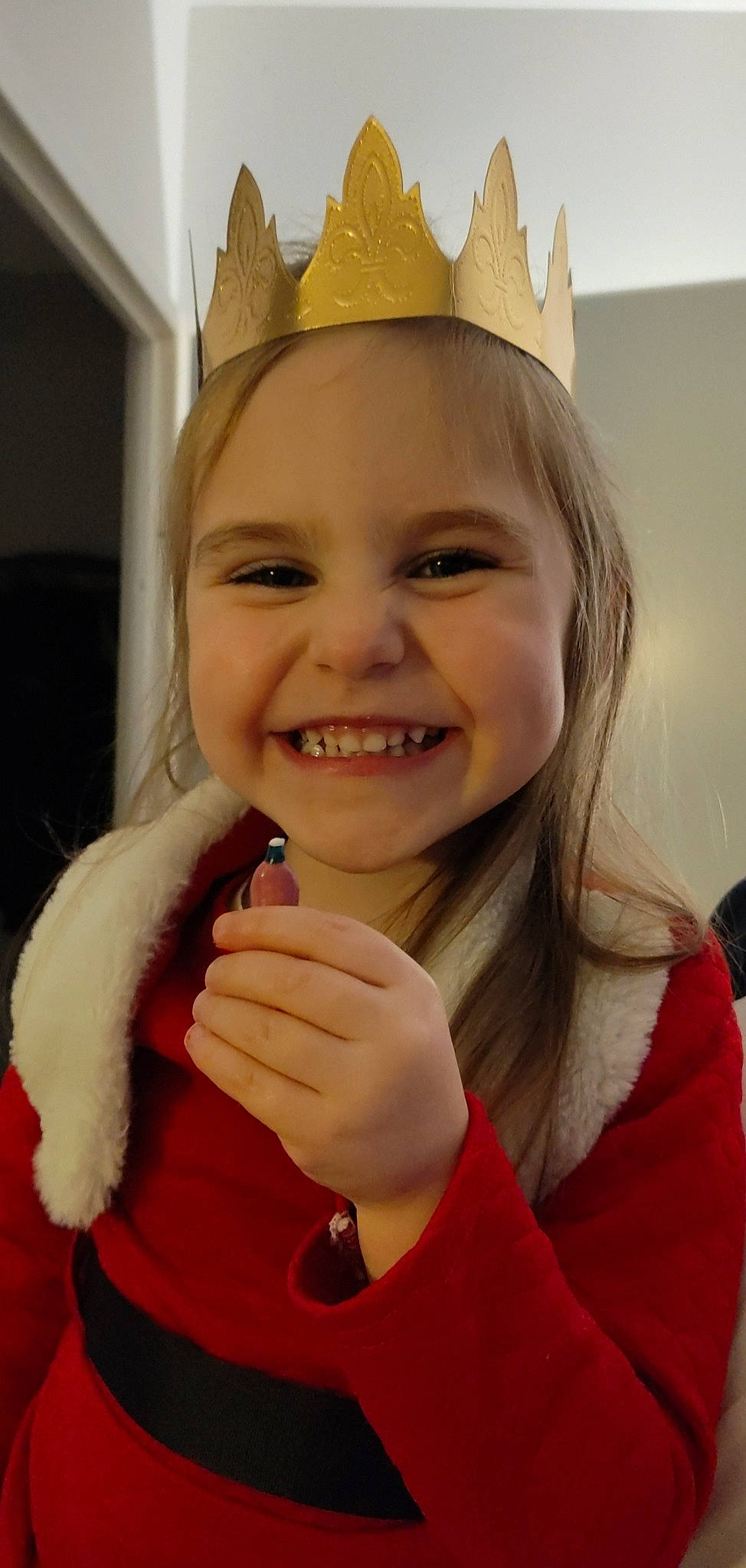 Eden a rejoint le concours — aidez-le/la à gagner de superbes lots ! blond, cheek, christmas, event, eye, eyebrow, finger, gesture, glove, hand, happy, head, headgear, iris, joy, lip, person, skin, smile, thumb