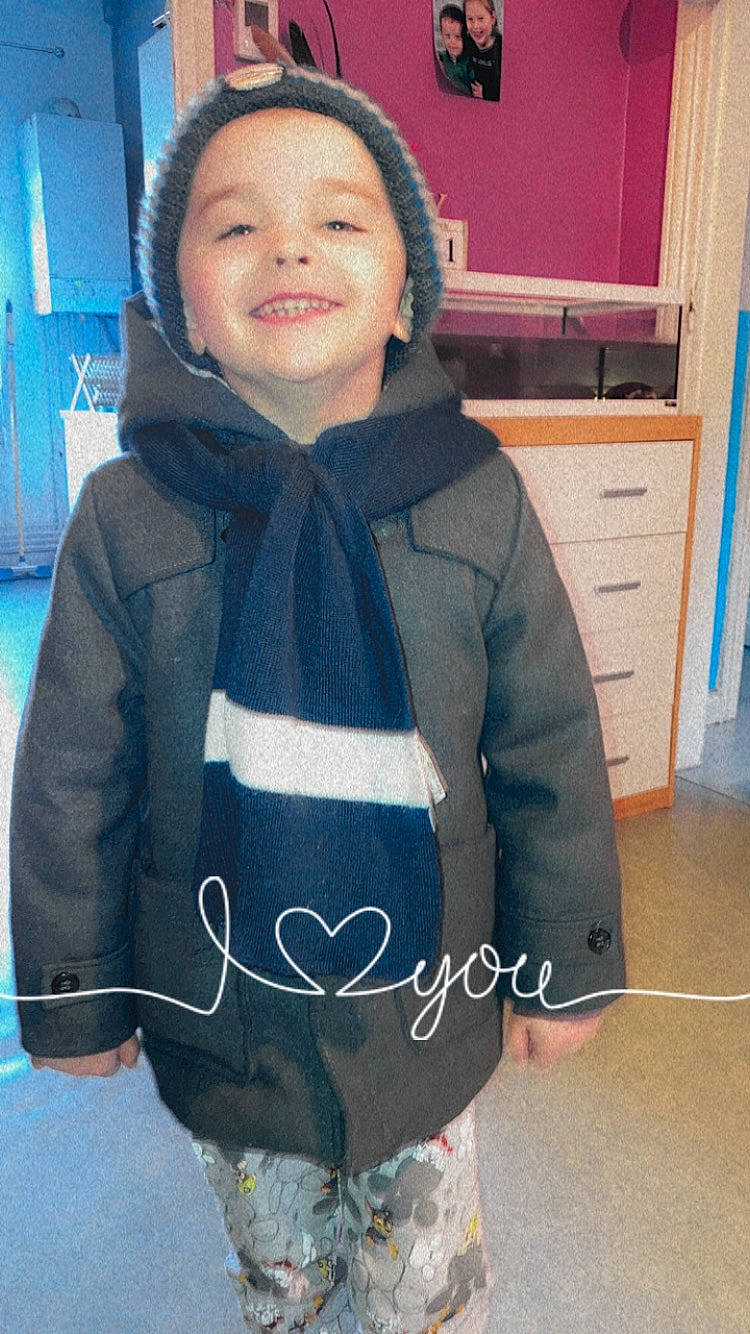 Tymaël participe au concours pour gagner de l'argent avec cette photo : blue, blurred, drawer, eye, face, hair, hairstyle, happy, head, jacket, joint, joy, neck, organ, outerwear, person, shoulder, skin, sleeve, smile