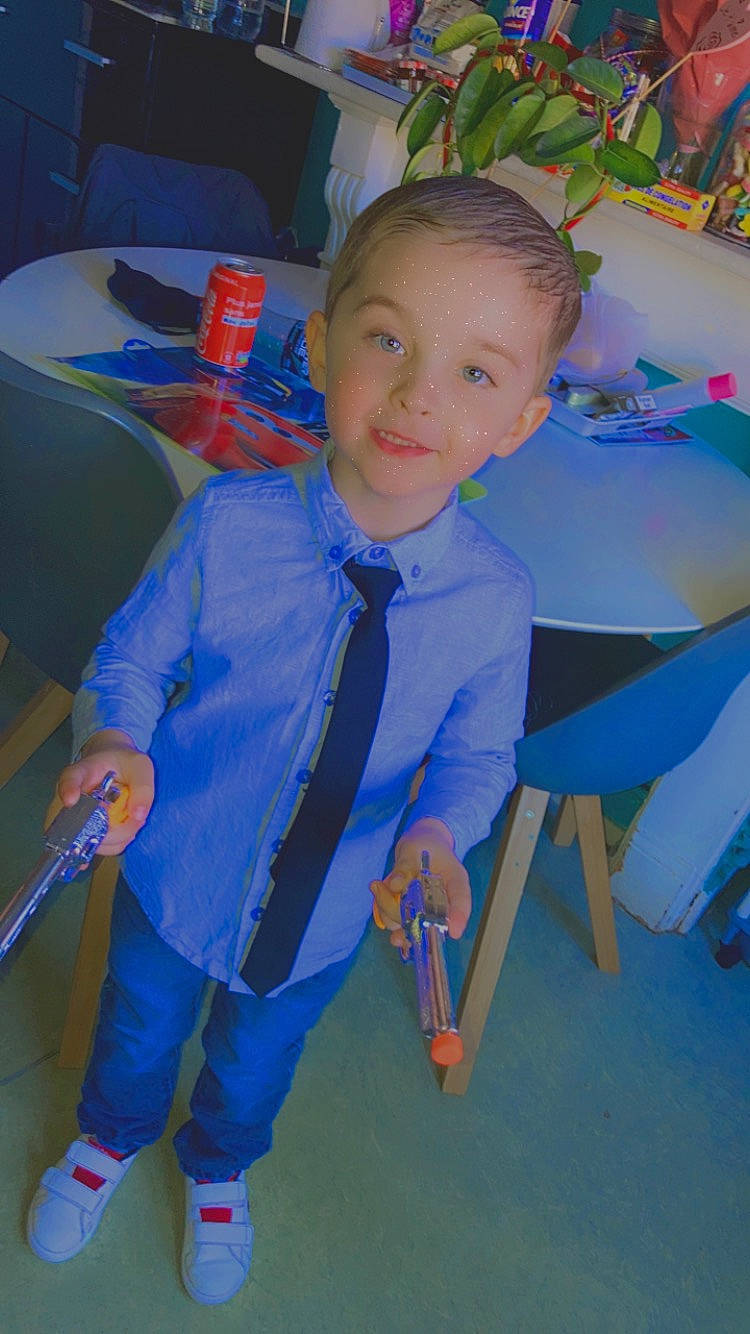 Tymaël participe au concours pour gagner de l'argent avec cette photo : azure, chair, child, costume, electric_blue, event, eye, fun, happy, leisure, person, play, product, recreation, room, sitting, smile, standing, toddler, vacation