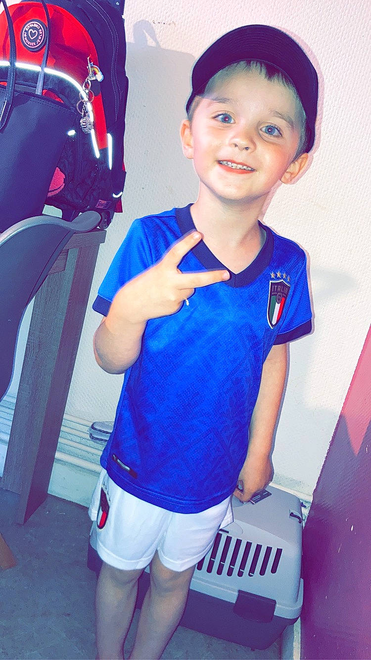 Tymaël a rejoint le concours — aidez-le/la à gagner de superbes lots ! beauty, blue, child, electric_blue, fashion, flash_photography, happy, joint, joy, leisure, person, photograph, red, shorts, shoulder, sleeve, smile, snapshot, sportswear, t_shirt