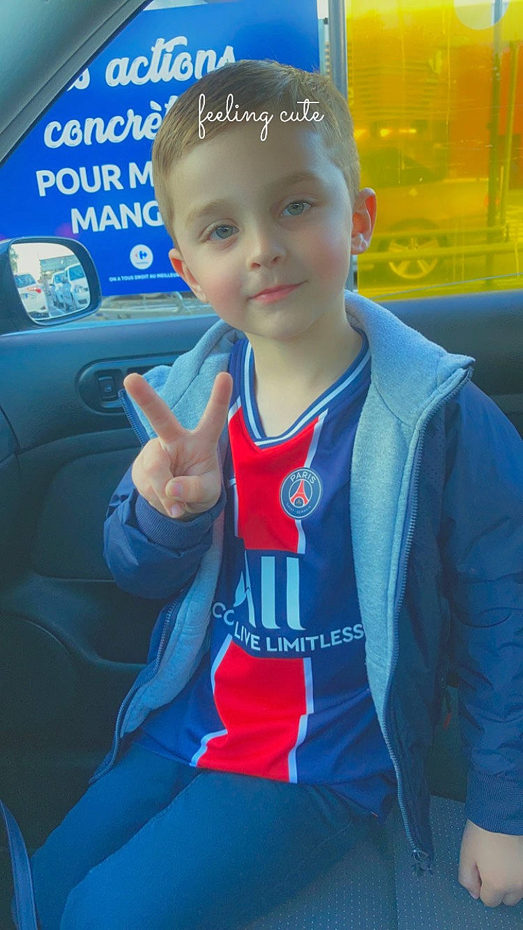 Tymaël participe au concours pour gagner de l'argent avec cette photo : automotive_design, automotive_exterior, car, child, cool, electric_blue, eyebrow, family_car, fun, gesture, joy, person, personal_protective_equipment, recreation, sports_gear, sports_uniform, sportswear, steering_wheel, t_shirt, toddler