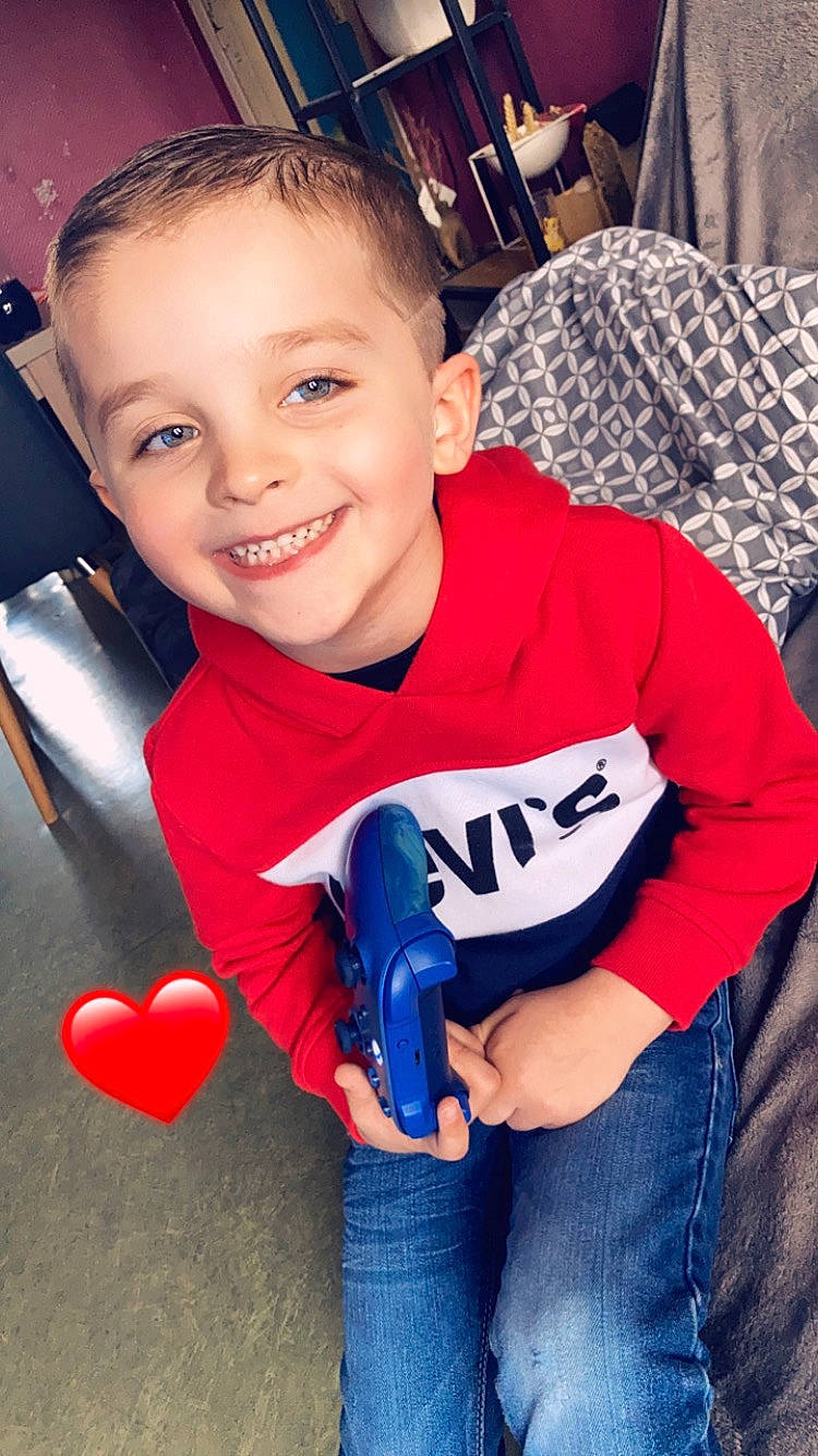 Tymaël a rejoint le concours — aidez-le/la à gagner de superbes lots ! blue, chair, child, cool, electric_blue, event, fun, hairstyle, happy, head, joint, joy, organ, people, person, red, sleeve, smile, standing, t_shirt