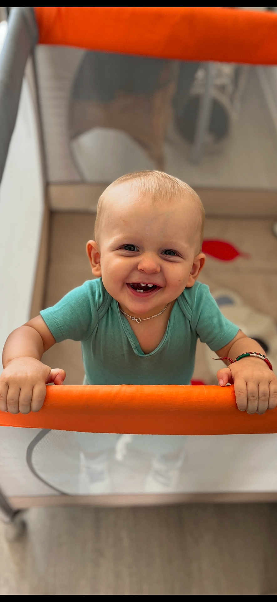 Andréa a rejoint le concours — aidez-le/la à gagner de superbes lots ! baby, child, smiling, playpen, onesie, bracelet, indoor, happy, cute, holding, face, teeth, person, infant, looking_at_camera, short_hair, home, toy, floor, colorful