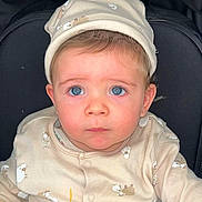 Zaïn a rejoint le concours — aidez-le/la à gagner de superbes lots ! baby, blue_eyes, beige_clothing, hat, infant, face, portrait, child, cute, looking_up, seated, adorable, young, person, newborn, soft_fabric, buttoned_clothing, closeup, indoors, expression