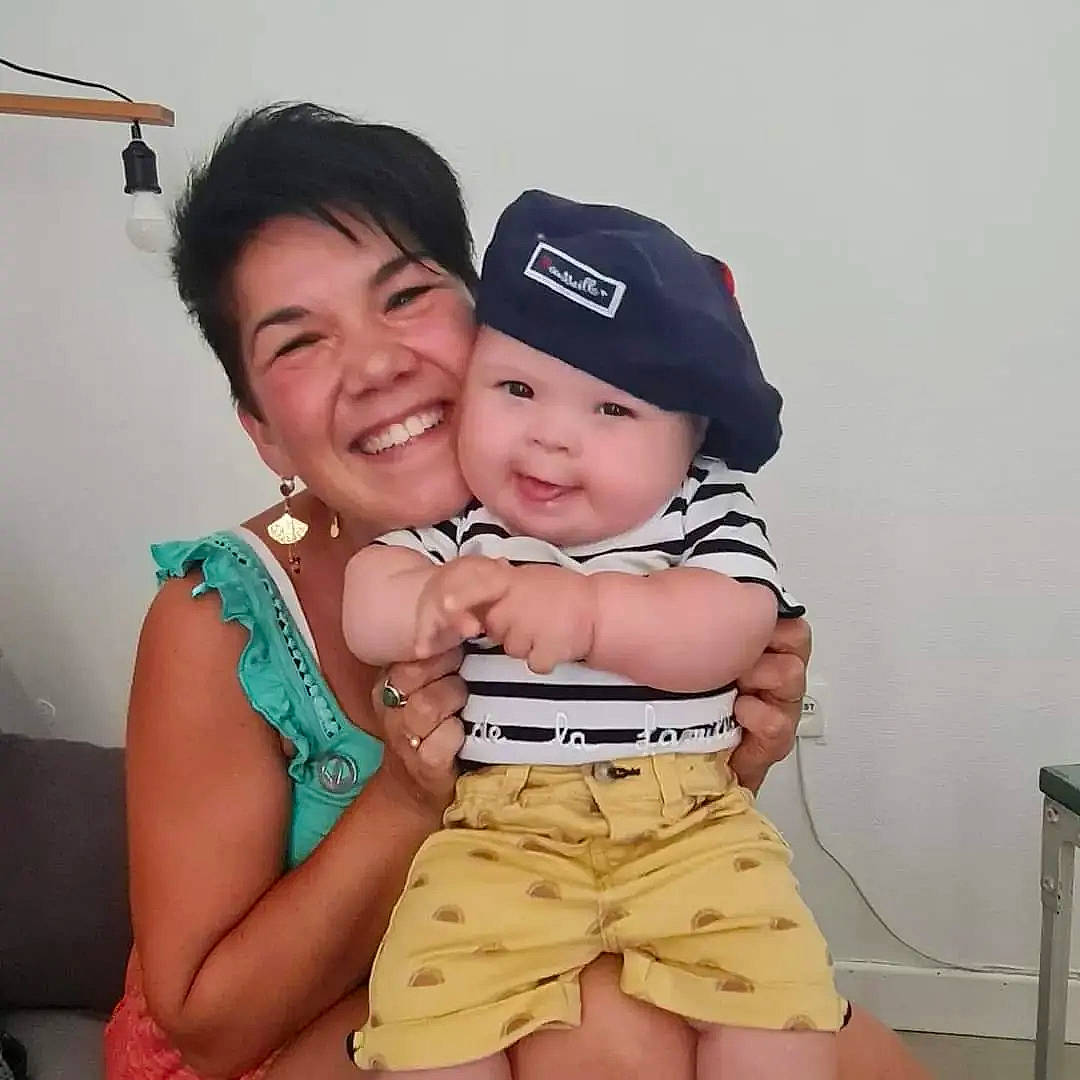 Léo participe au concours pour gagner de l'argent avec cette photo : abdomen, baby, baby_toddler_clothing, baseball_cap, cap, child, cool, face, fashion_accessory, fun, gesture, happy, hat, headwear, jewellery, joy, person, skin, sleeve, smile