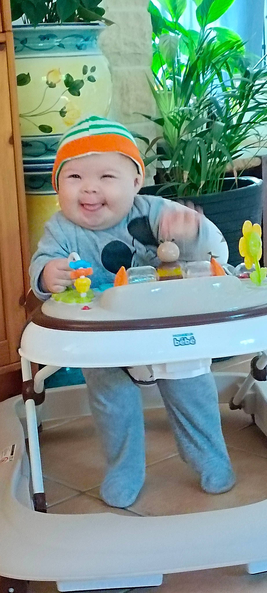 Léo a rejoint le concours — aidez-le/la à gagner de superbes lots ! baby, baby_products, baby_safety, baby_toddler_clothing, cap, chair, child, face, green, happy, headwear, leisure, person, plant, shoe, sitting, sleeve, smile, sneakers, t_shirt