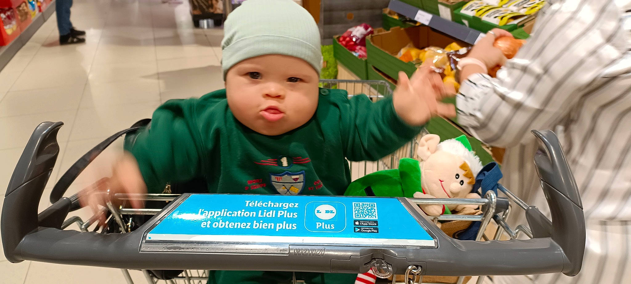 Léo participe au concours pour gagner de l'argent avec cette photo : baby, cap, child, community, event, fun, headwear, hoodie, leisure, motor_vehicle, person, play, recreation, room, sitting, t_shirt, toddler, toy