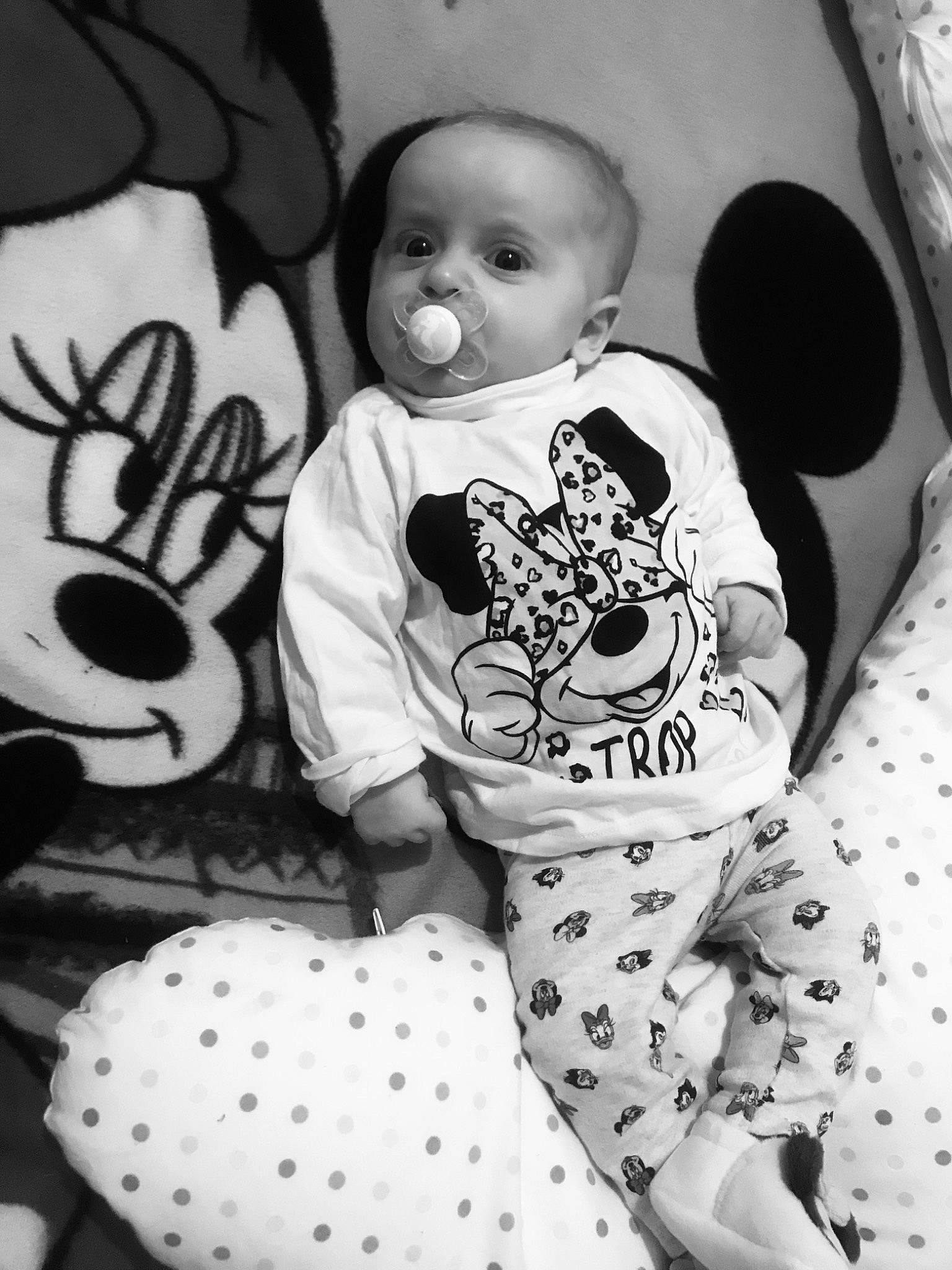 Catalina participe au concours pour gagner de l'argent avec cette photo : baby, baby_toddler_clothing, black, black_and_white, cheek, child, comfort, happy, monochrome, monochrome_photography, pattern, person, photograph, product, sleeve, style, t_shirt, textile, toddler, vertebrate