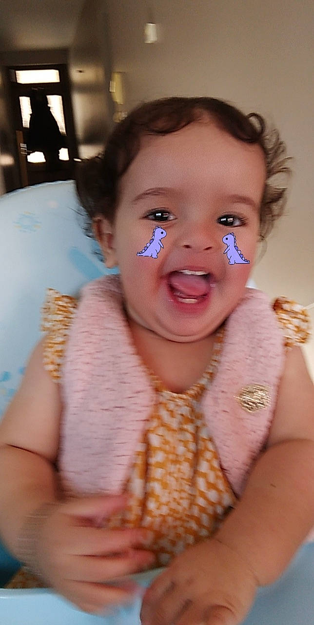 Firdawes a rejoint le concours — aidez-le/la à gagner de superbes lots ! arm, baby_toddler_clothing, cheek, chin, dress, ear, eye, eyebrow, eyelash, gesture, happy, head, iris, lip, mouth, neck, nose, person, skin, smile