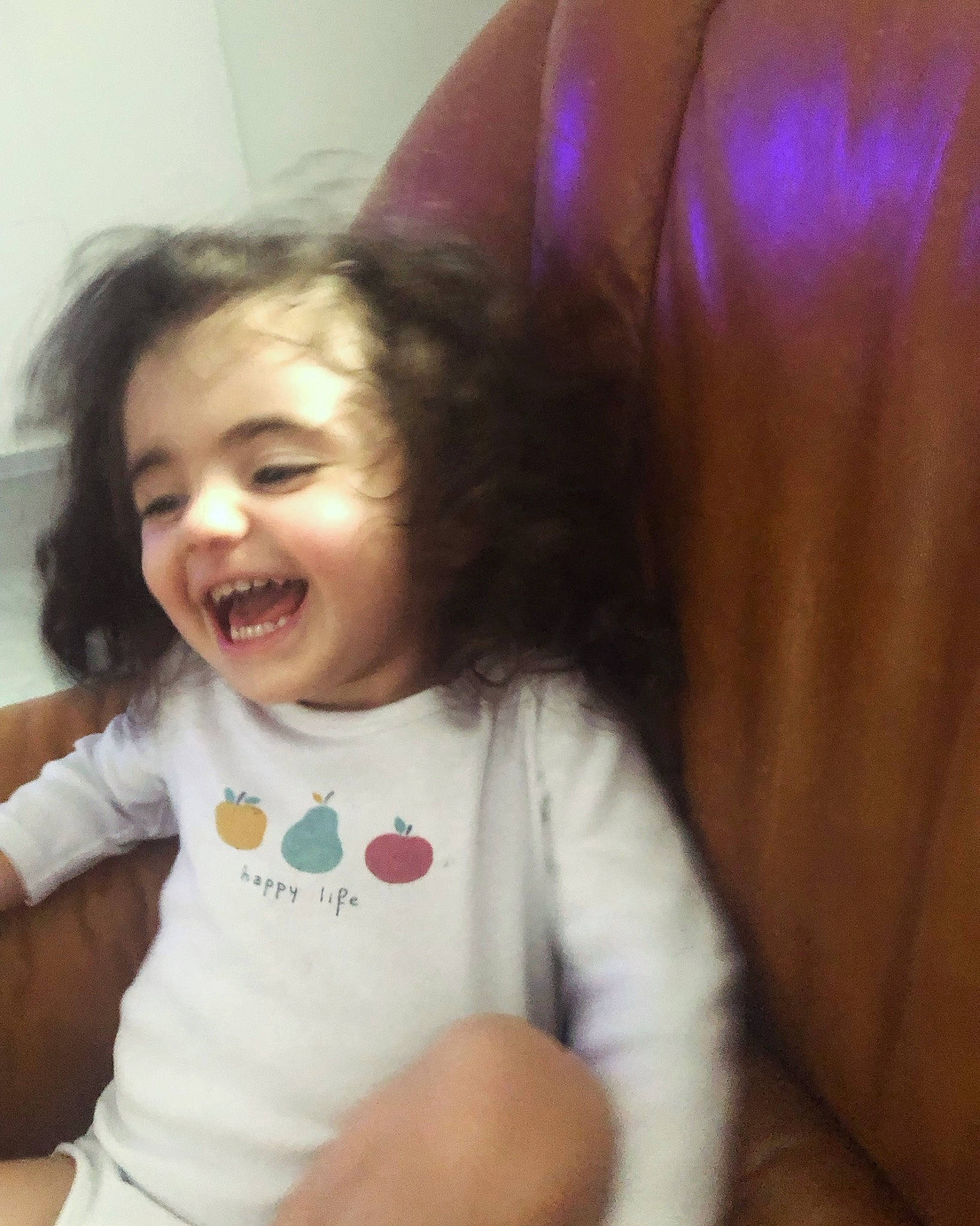 Chloé a rejoint le concours — aidez-le/la à gagner de superbes lots ! arm, cheek, chin, comfort, cool, ear, gesture, hair, happy, head, iris, lip, mouth, neck, nose, person, shoulder, skin, sleeve, smile