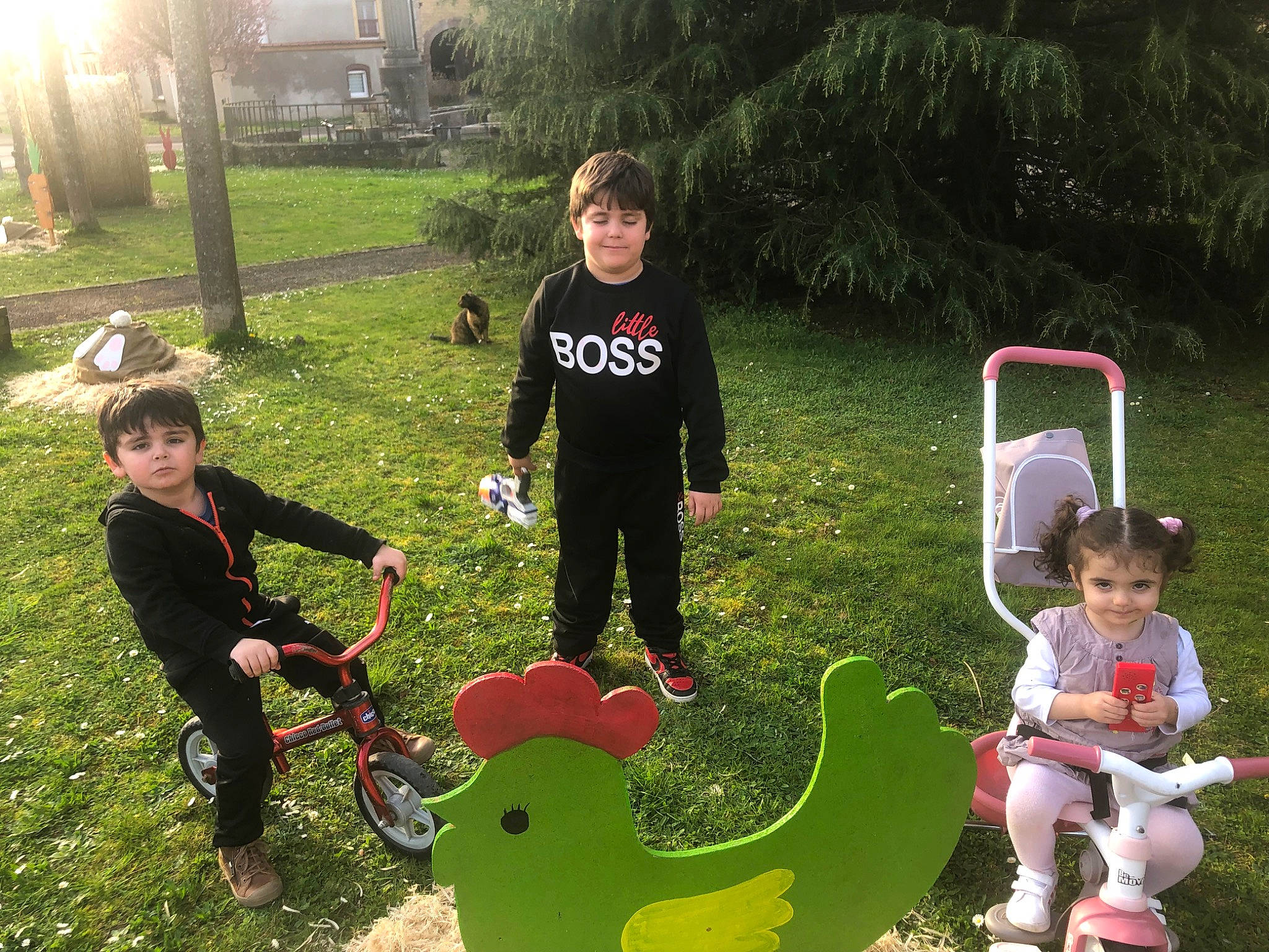 Chloé participe au concours pour gagner de l'argent avec cette photo : child, city, fun, grass, green, happy, joy, lawn, leisure, outdoor_play_equipment, people_in_nature, person, plant, playground, public_space, recreation, sharing, shorts, sitting, smile