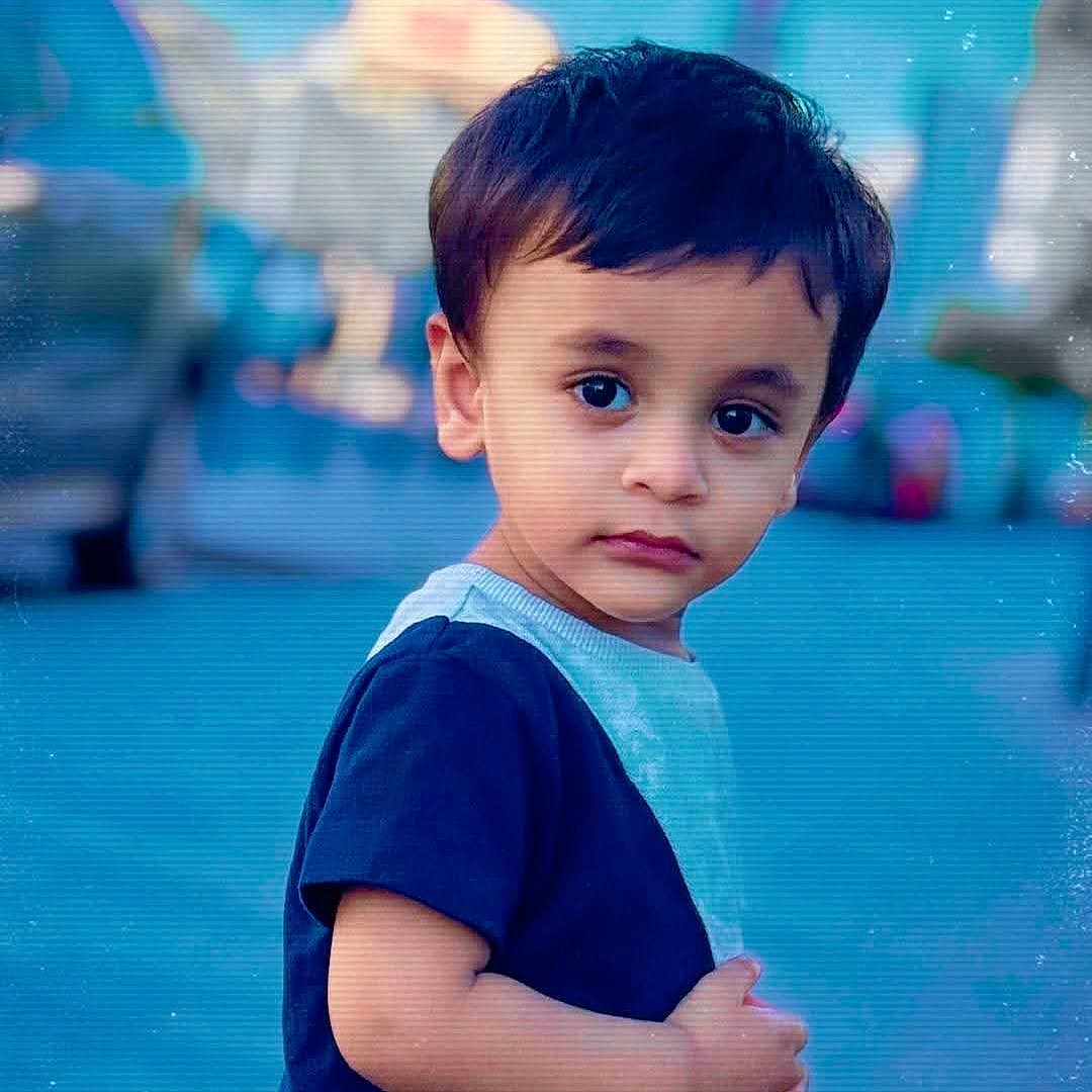 Yuvaan participe au concours pour gagner de l'argent avec cette photo : blue_background, boy, casual_clothing, child, curious, cute, daylight, expression, face, human, innocent, looking_at_camera, outdoor, person, photography, portrait, short_hair, skin, standing, young