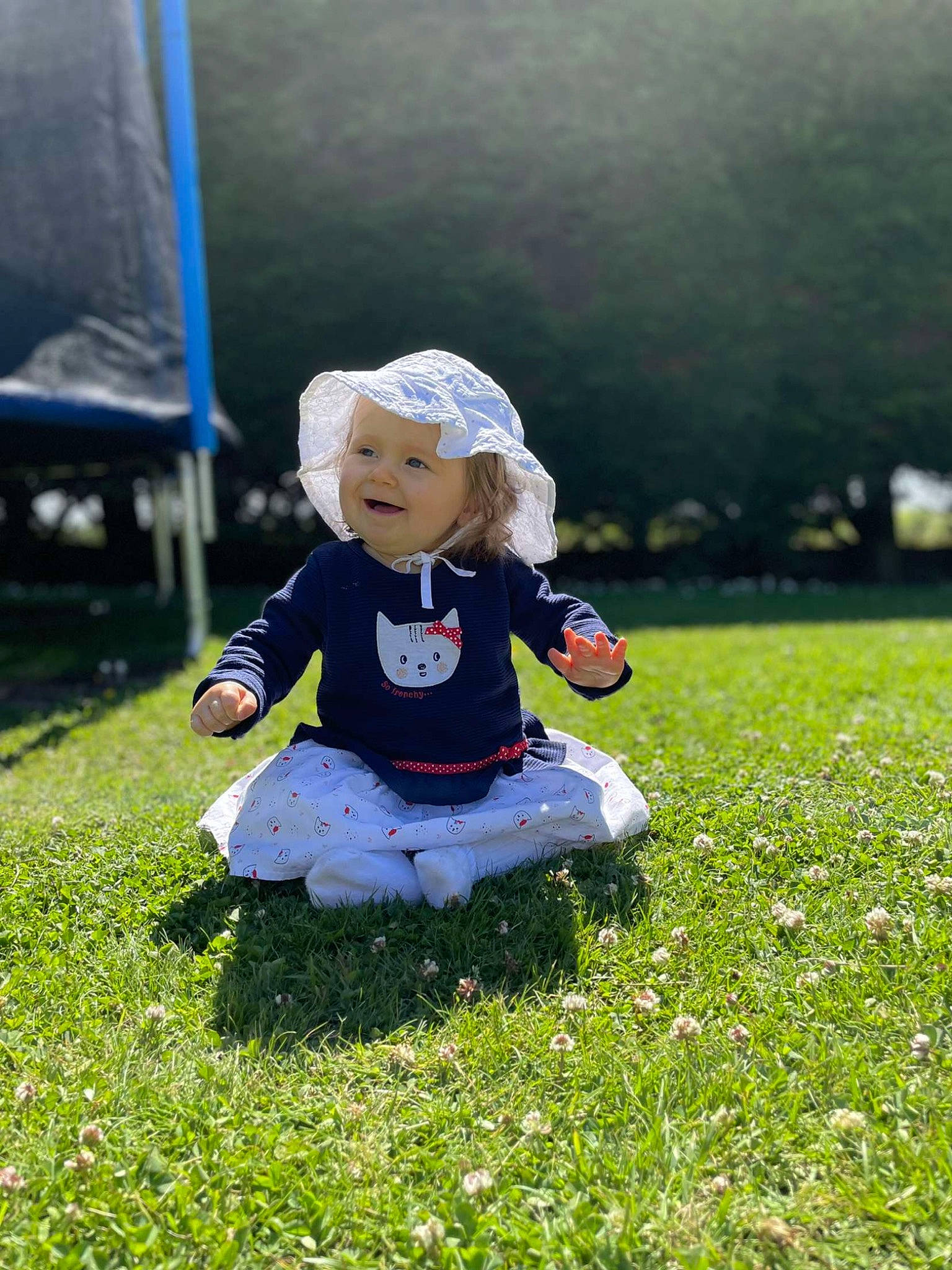 Juliette participe au concours pour gagner de l'argent avec cette photo : baby_toddler_clothing, child, flower, fun, grass, grass_family, grassland, groundcover, happy, hat, headwear, lawn, leaf, leisure, meadow, people_in_nature, person, petal, plant, recreation