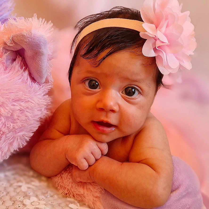 Alma a rejoint le concours — aidez-le/la à gagner de superbes lots ! adorable, baby, blanket, child, closeup, curious, cute, flower, hands, headband, indoors, infant, lace, lying_down, pink, plush, portrait, skin, soft_toy, young