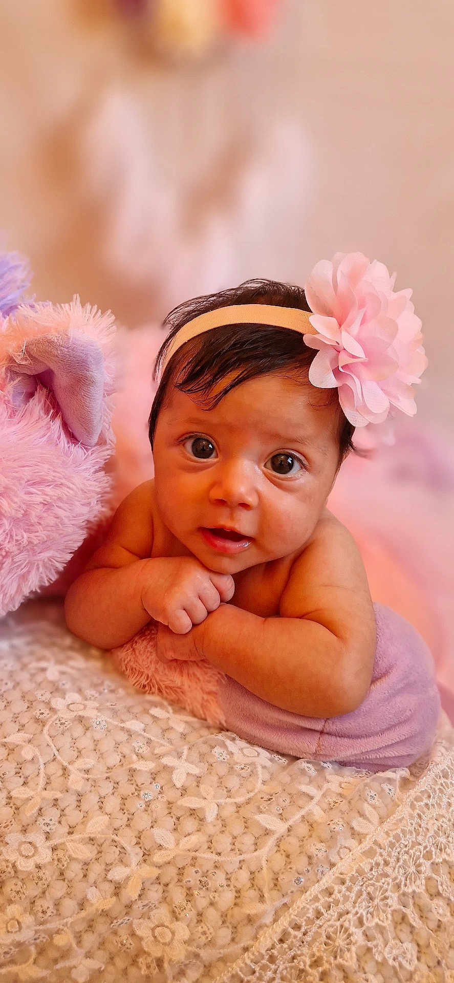 Alma a rejoint le concours — aidez-le/la à gagner de superbes lots ! baby, infant, headband, flower, soft_toy, plush, blanket, lace, curious, lying_down, skin, hands, closeup, indoors, cute, child, portrait, young, adorable, pink