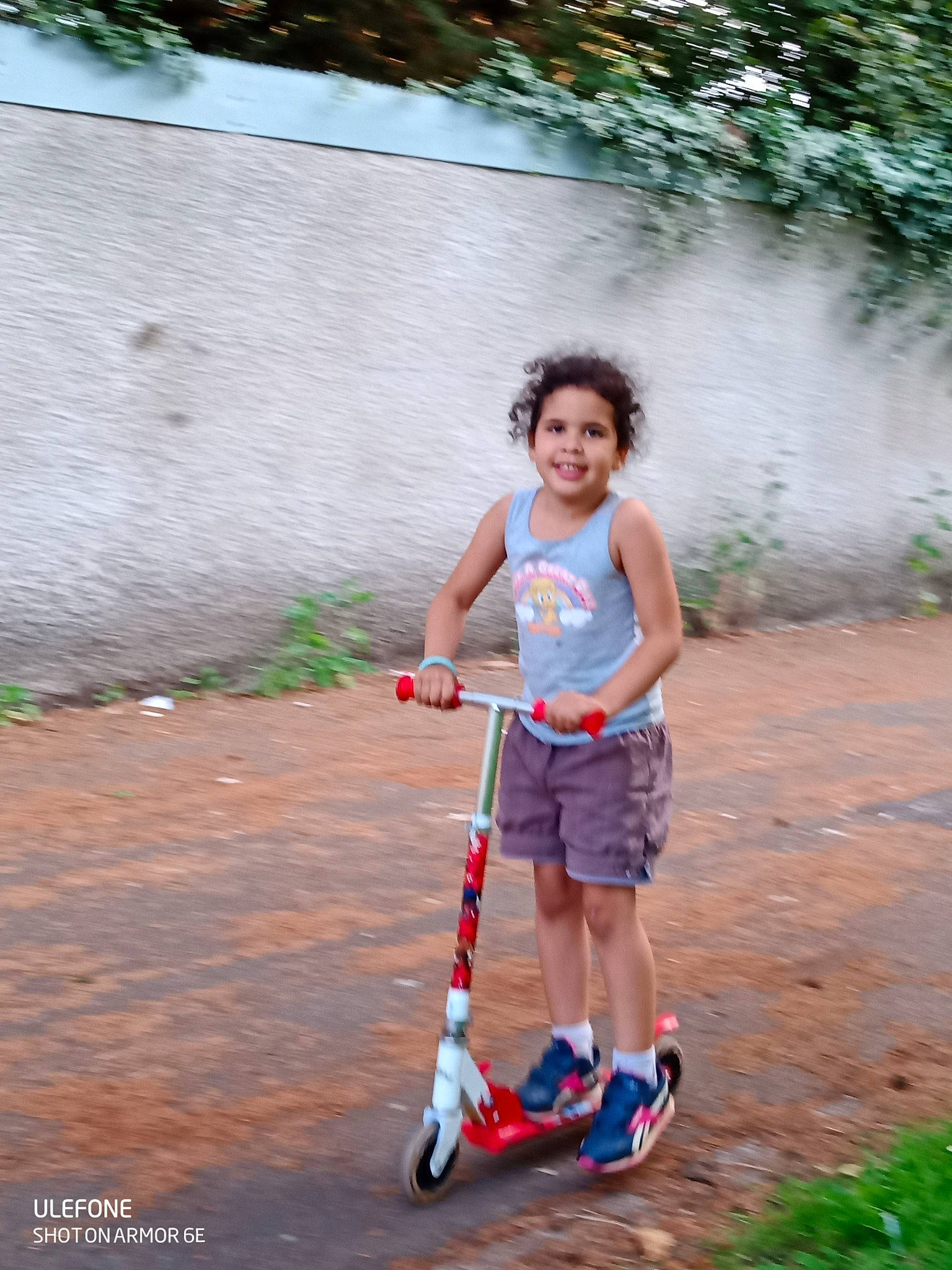 Shanon a rejoint le concours — aidez-le/la à gagner de superbes lots ! asphalt, baby_carriage, cloud, electric_blue, grass, happy, joy, kick_scooter, leg, leisure, people_in_nature, person, plant, recreation, rolling, shoe, shorts, sneakers, tire, toddler