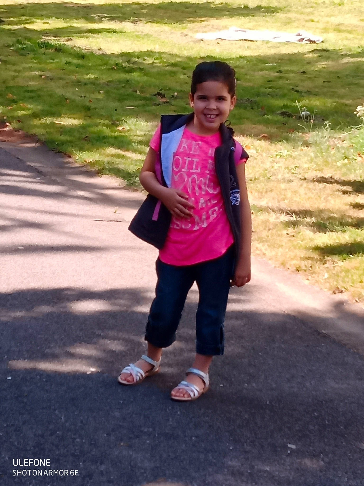 Shanon participe au concours pour gagner de l'argent avec cette photo : asphalt, child, event, fun, grass, grassland, happy, joy, leisure, magenta, people_in_nature, person, plant, recreation, road, sandal, smile, soil, t_shirt, toddler