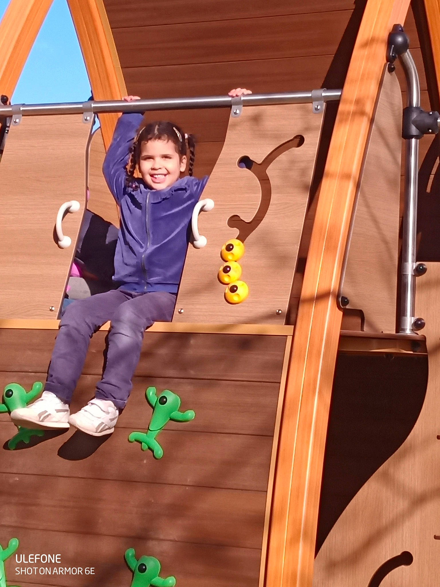 Shanon a rejoint le concours — aidez-le/la à gagner de superbes lots ! baby_toddler_clothing, child, chute, door, fun, happy, hardwood, human_body, jacket, joy, leisure, musical_instrument, outdoor_play_equipment, person, product, recreation, smile, standing, toddler, tree