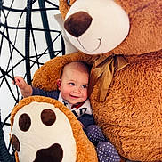 Manoa participe au concours pour gagner de l'argent avec cette photo : baby, teddy_bear, plush_toy, smiling, child, indoor, cushion, soft_toy, face, happy, cozy, cute, seated, polka_dot, clothing, arm, hand, fabric, chair, comfort