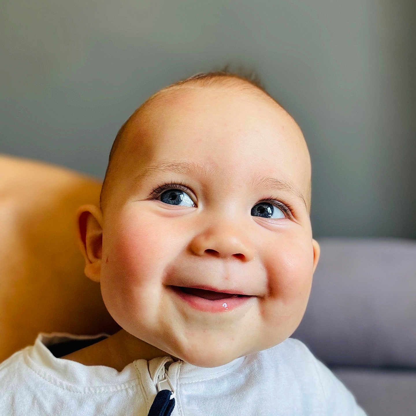 Manoa a rejoint le concours — aidez-le/la à gagner de superbes lots ! baby, blue_eyes, cheeks, child, close_up, cute, expression, face, happy, head, indoor, infant, person, portrait, skin, smiling, soft_light, white_clothing, young, zipper