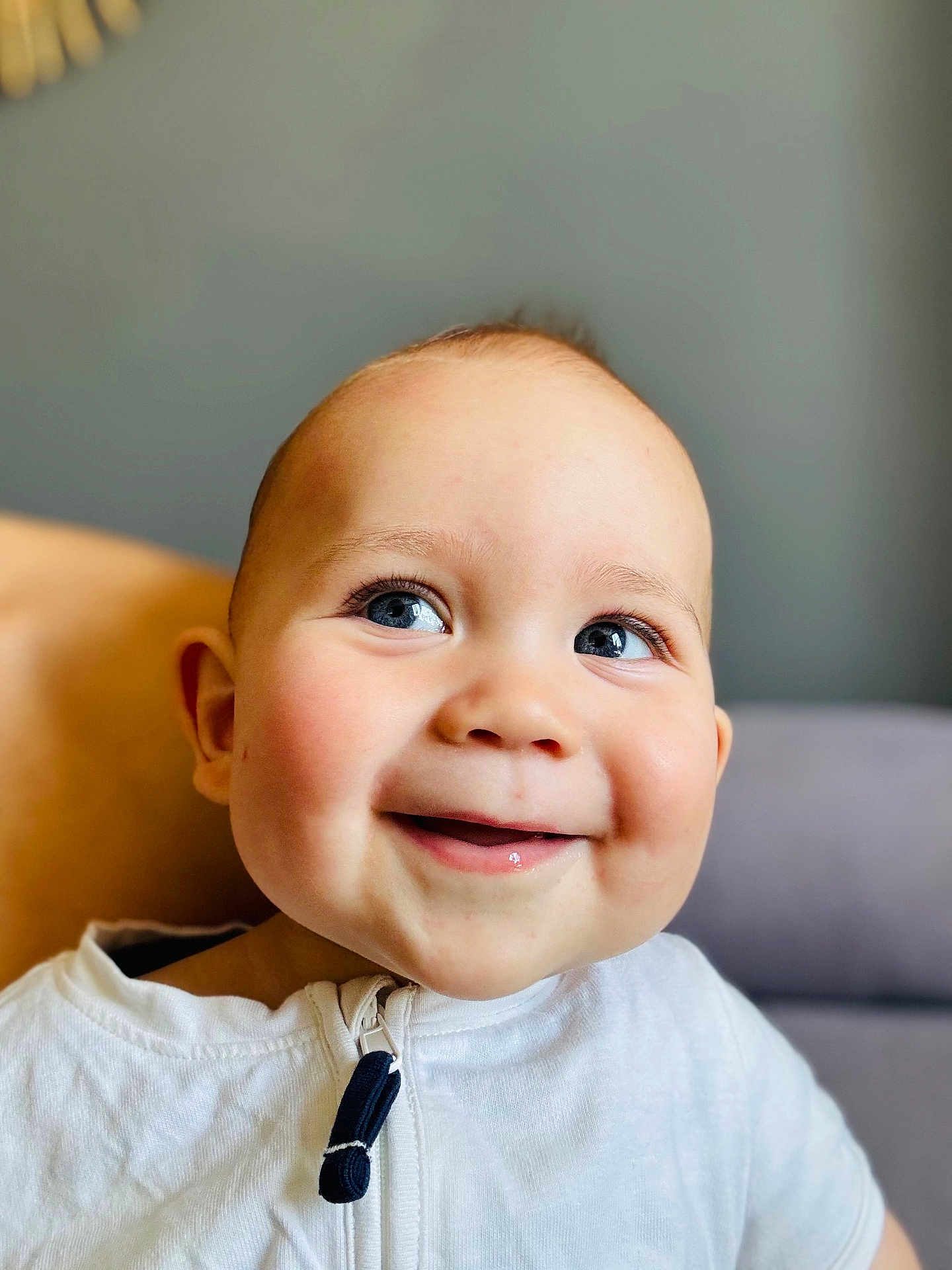 Manoa a rejoint le concours — aidez-le/la à gagner de superbes lots ! baby, child, smiling, face, blue_eyes, white_clothing, zipper, close_up, indoor, cheeks, happy, infant, cute, portrait, head, expression, young, skin, person, soft_light