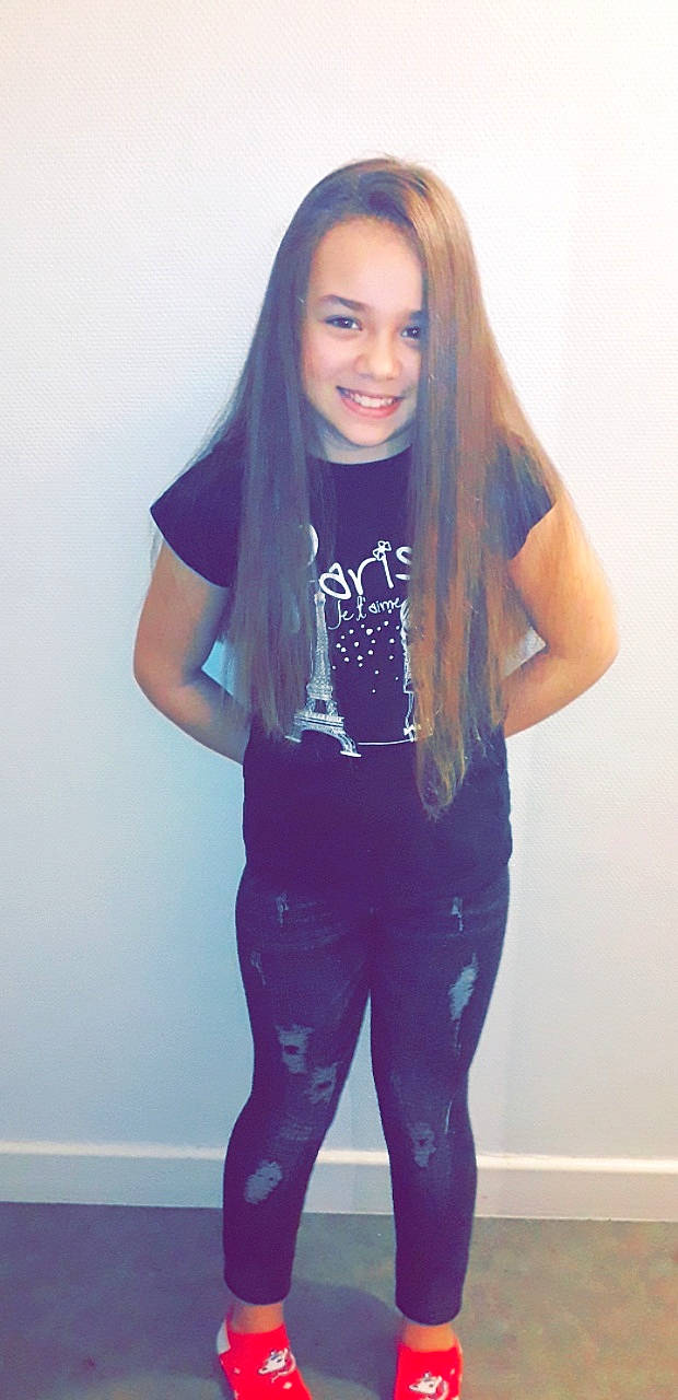 Alyssia a rejoint le concours — aidez-le/la à gagner de superbes lots ! black_hair, blond, blue, clothing, cool, eyebrow, fashion, forehead, hair, hair_coloring, hairstyle, jeans, joy, leggings, lip, long_hair, person, pink, purple, t_shirt