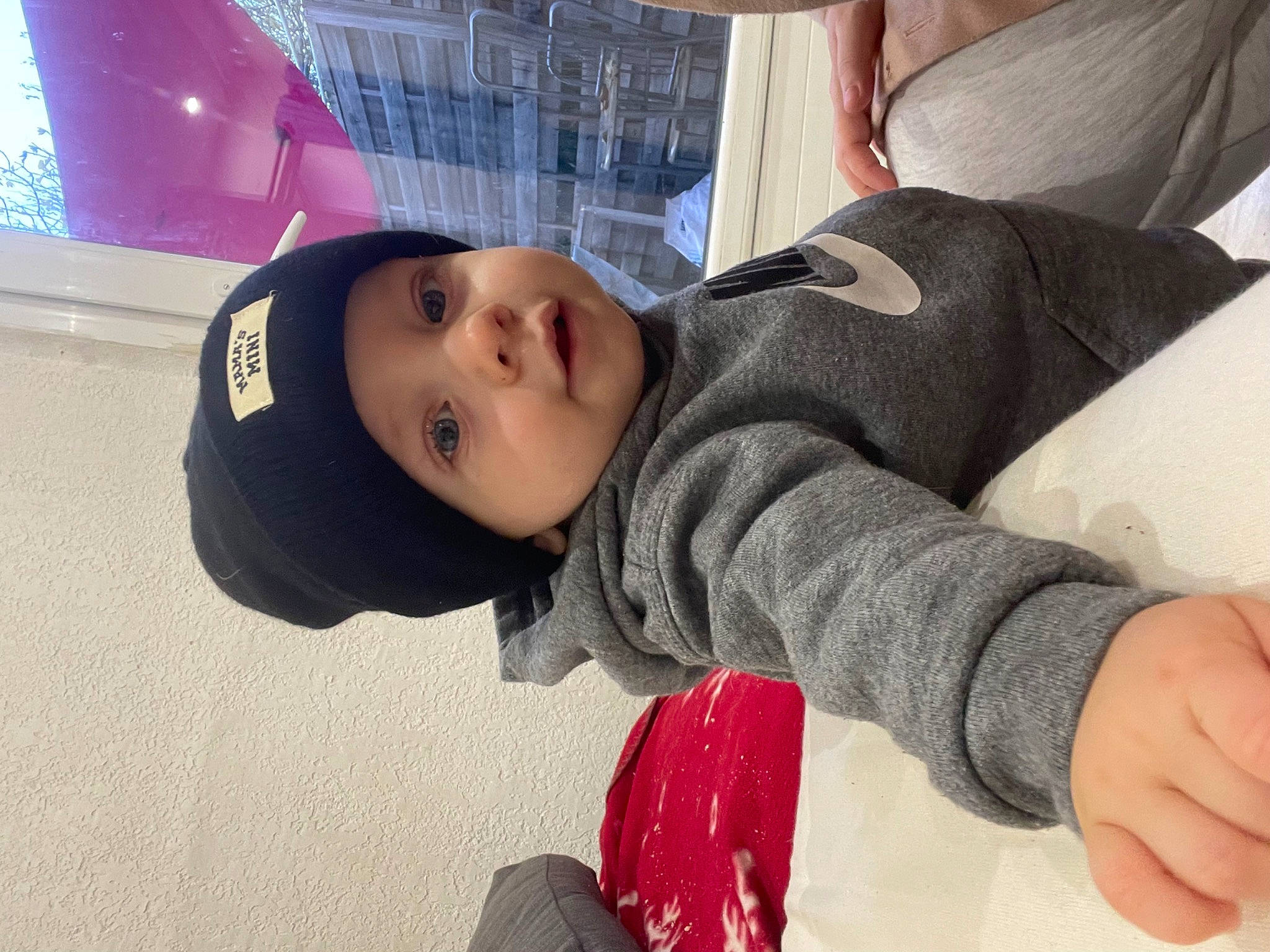 Esteban participe au concours pour gagner de l'argent avec cette photo : beanie, cap, carmine, cheek, child, comfort, eyelash, eyewear, fashion_accessory, fun, headwear, hoodie, jacket, lip, mouth, nose, person, room, sitting, skin