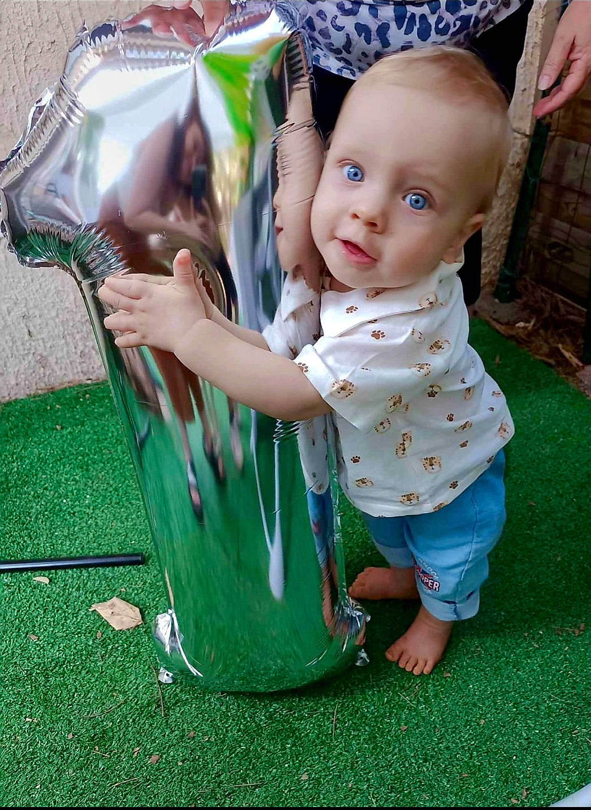 Esteban a rejoint le concours — aidez-le/la à gagner de superbes lots ! baby, baby_products, chair, child, doll, fashion_accessory, fun, grass, happy, lawn, leisure, people_in_nature, person, plastic, play, product, recreation, sandal, sitting, toddler